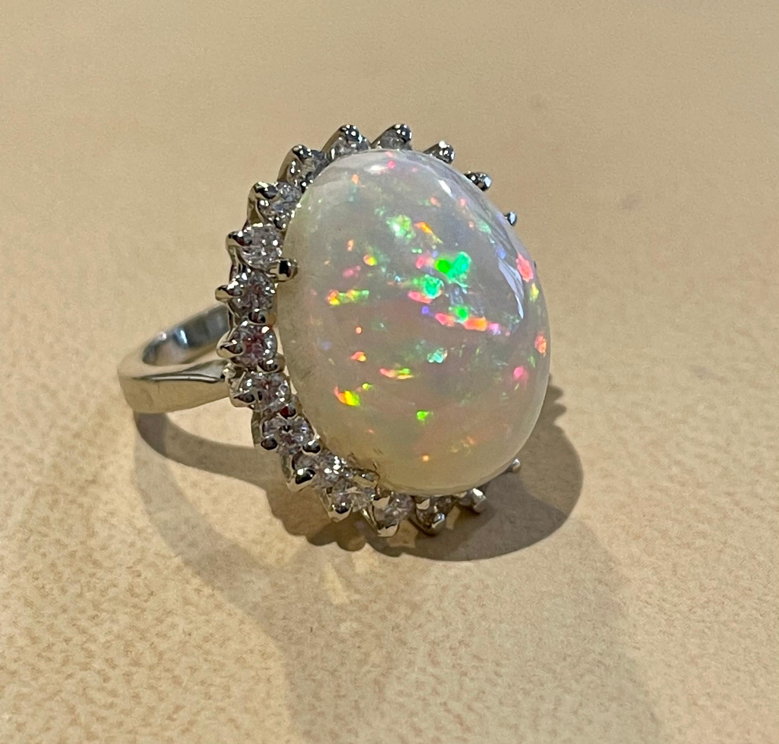 11 Karat Ovaler äthiopischer Opal und Diamant-Cocktailring aus 14 Karat Weißgold 9