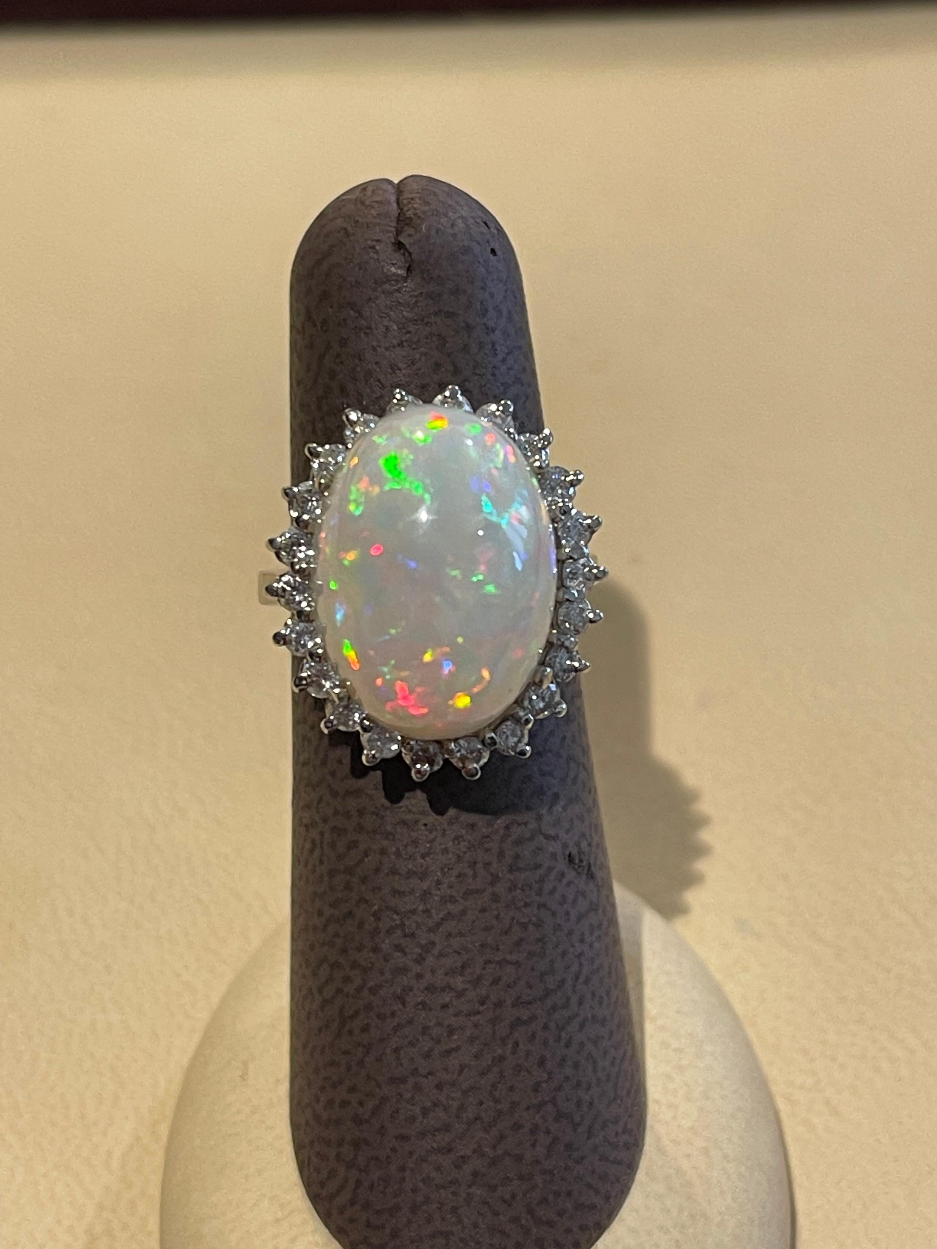 11 Karat Ovaler äthiopischer Opal und Diamant-Cocktailring aus 14 Karat Weißgold 10