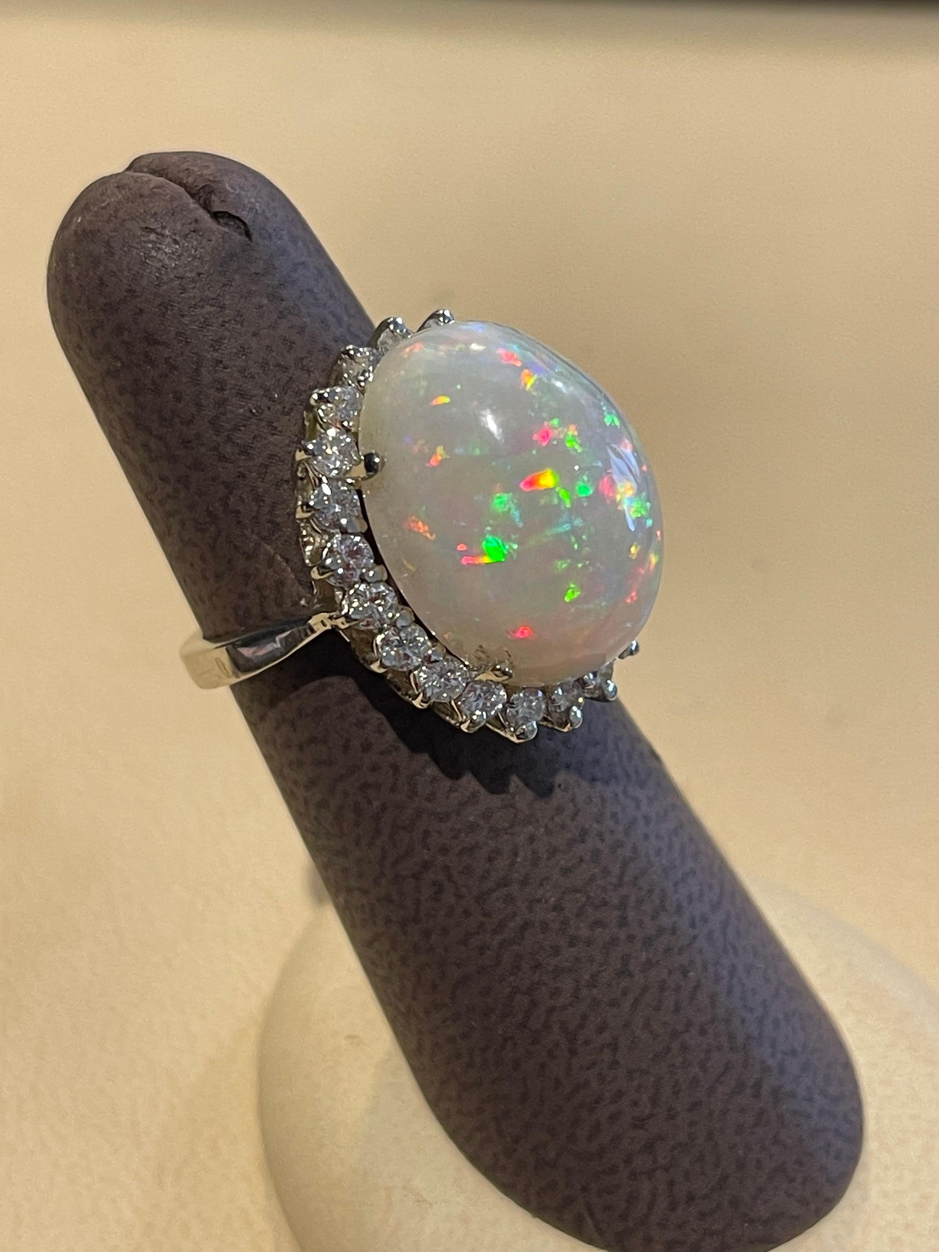 11 Karat Ovaler äthiopischer Opal und Diamant-Cocktailring aus 14 Karat Weißgold 11