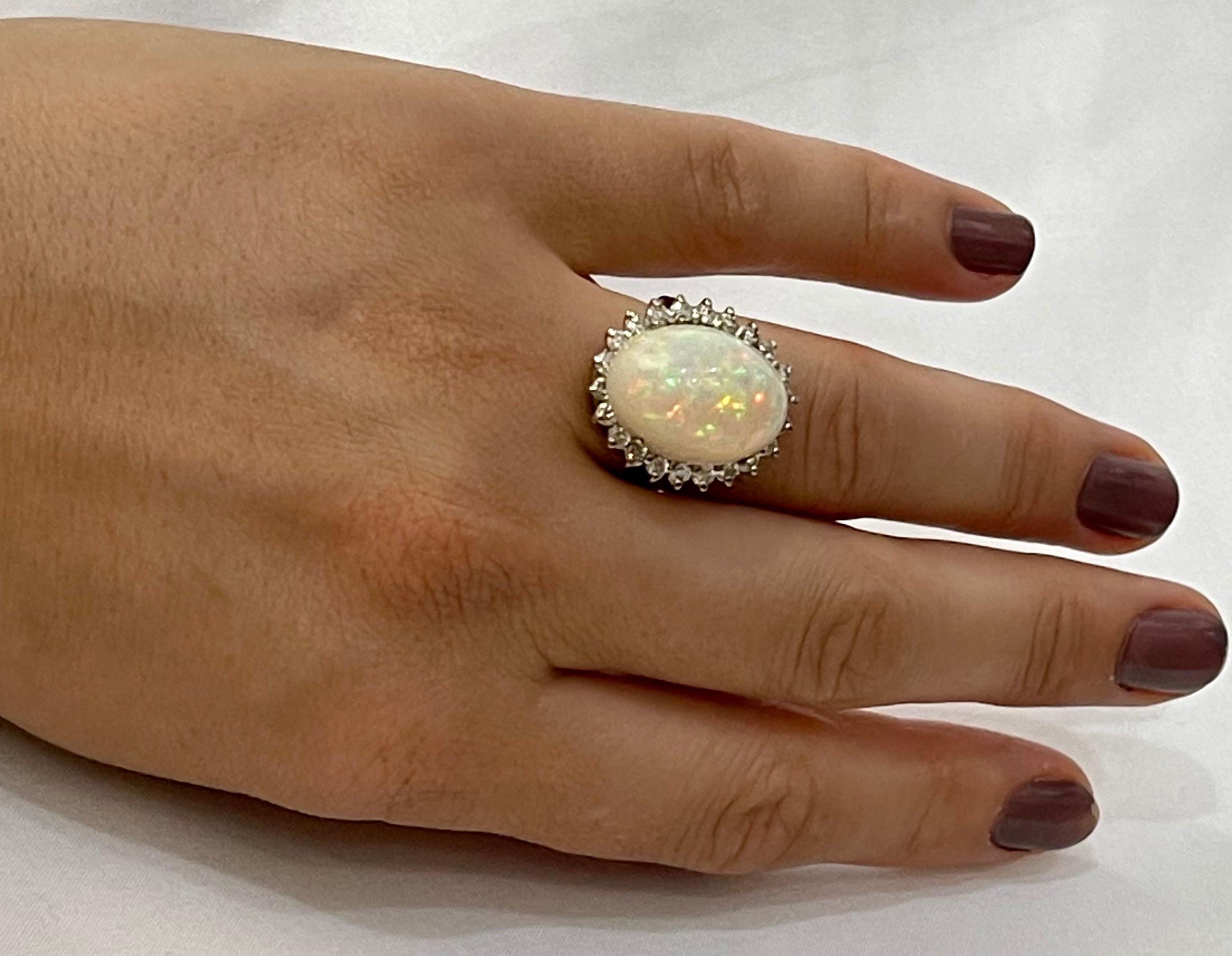 11 Karat Ovaler äthiopischer Opal und Diamant-Cocktailring aus 14 Karat Weißgold 14
