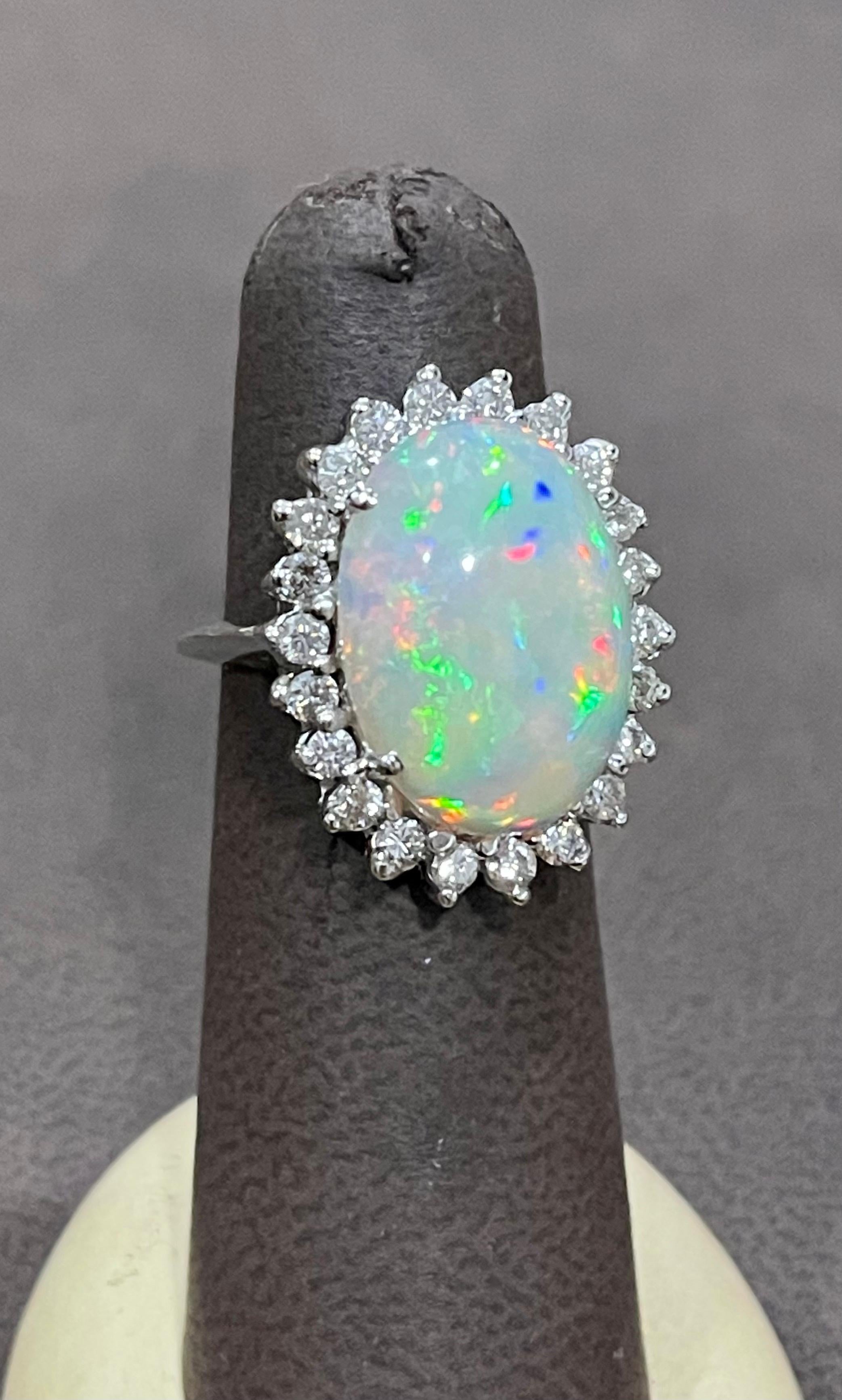 11 Karat Ovalform Äthiopischer Opal & Diamant  Cocktail Ring 14 Karat Weißgold
Oval  Natürlicher Opal  Ein klassischer Cocktail-Ring 
14 Karat Weiß  Gold Estate
Größe des Opals 18X13 MM, ca. 11  ct
22 runde Diamanten im Brillantschliff von ca. 1,25
