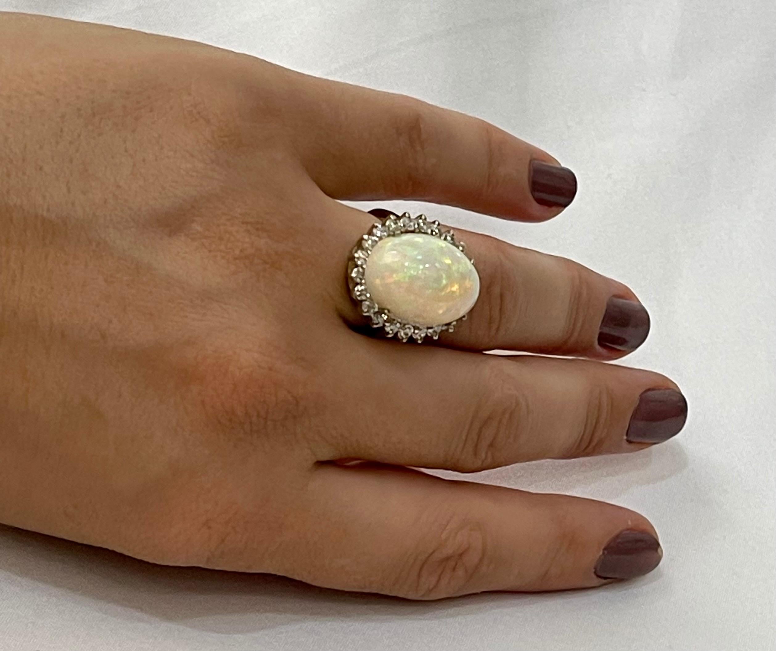 11 Karat Ovaler äthiopischer Opal und Diamant-Cocktailring aus 14 Karat Weißgold 15