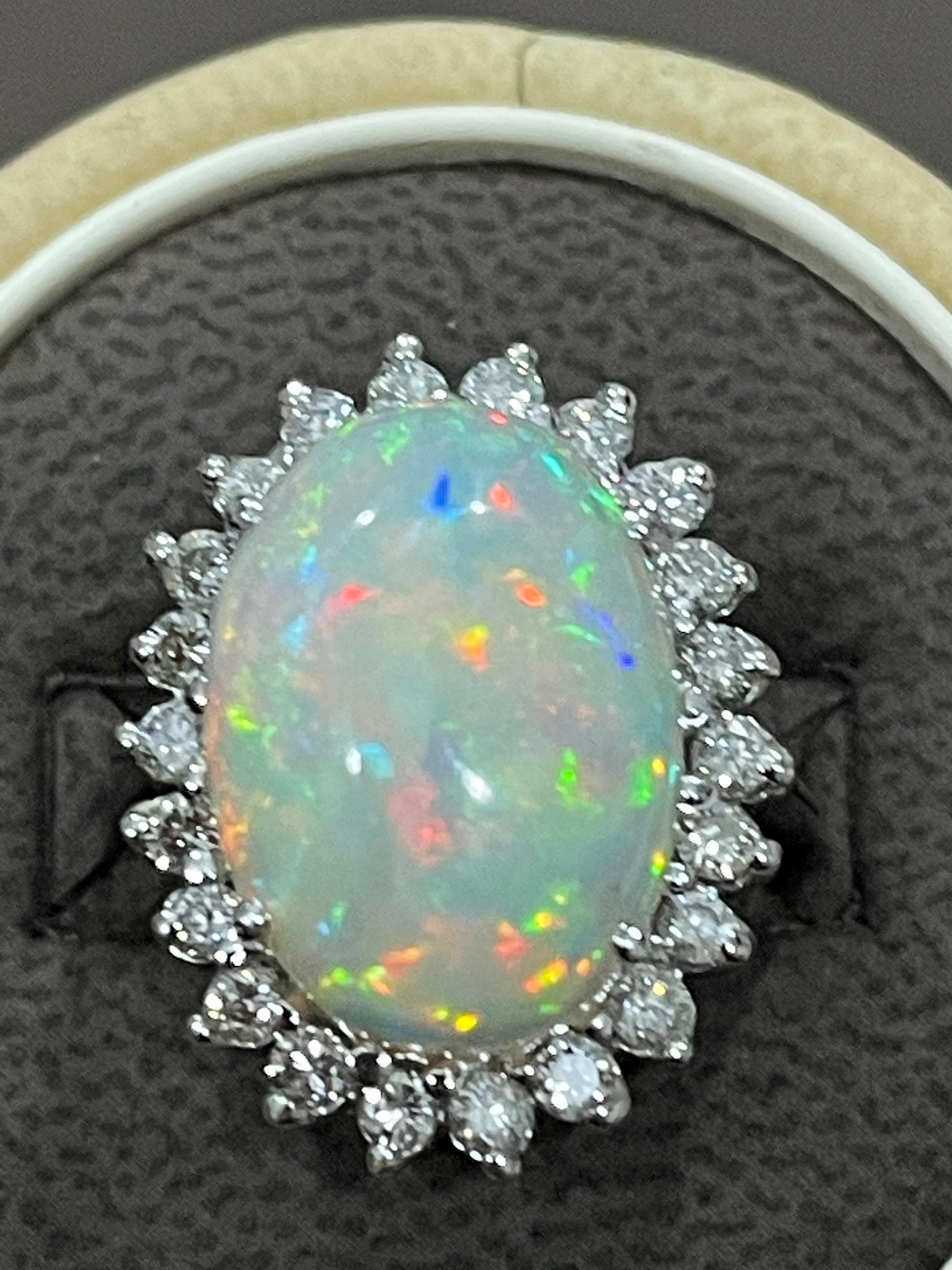 11 Karat Ovaler äthiopischer Opal und Diamant-Cocktailring aus 14 Karat Weißgold (Ovalschliff)