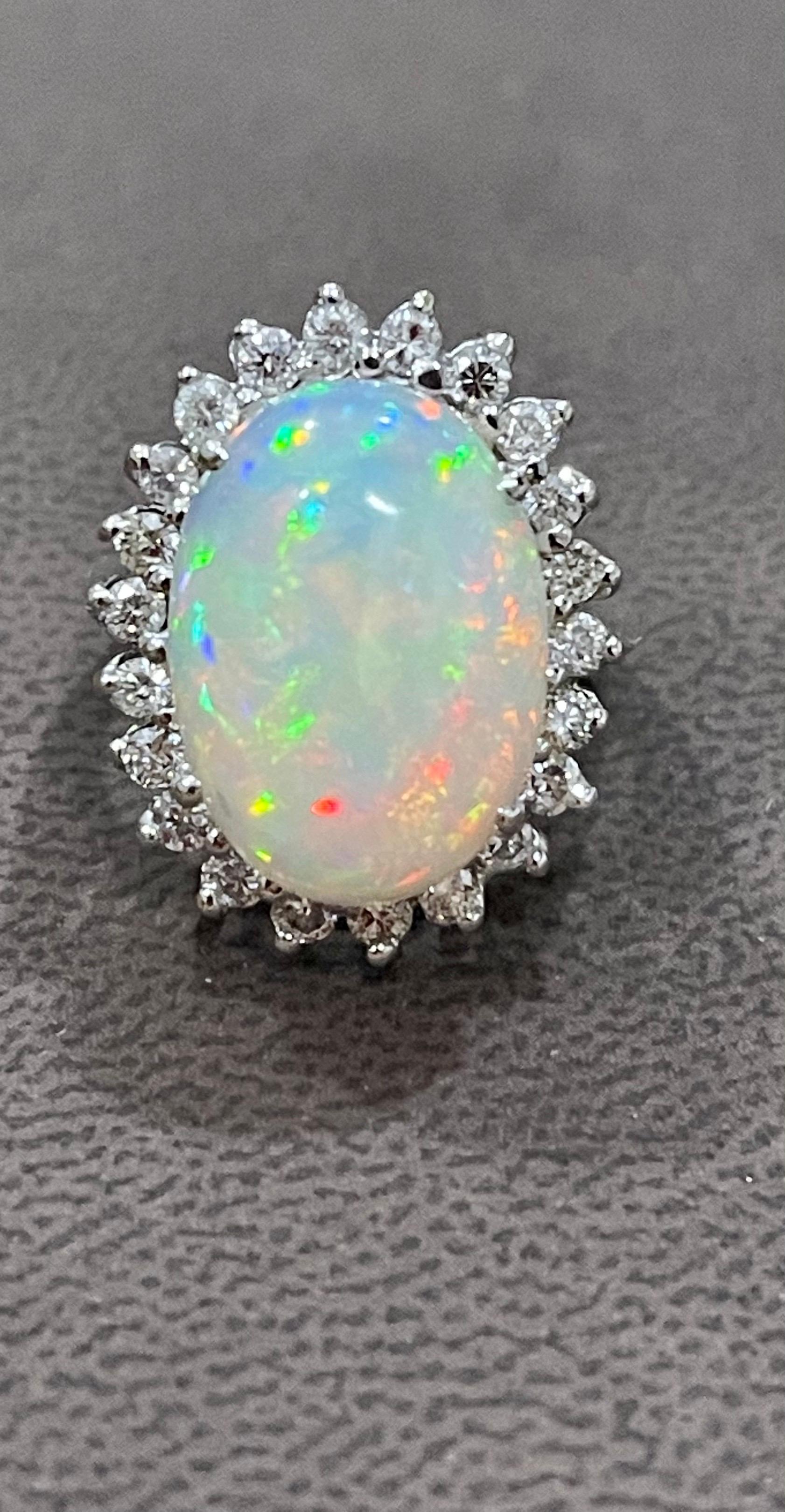 11 Karat Ovaler äthiopischer Opal und Diamant-Cocktailring aus 14 Karat Weißgold im Zustand „Hervorragend“ in New York, NY