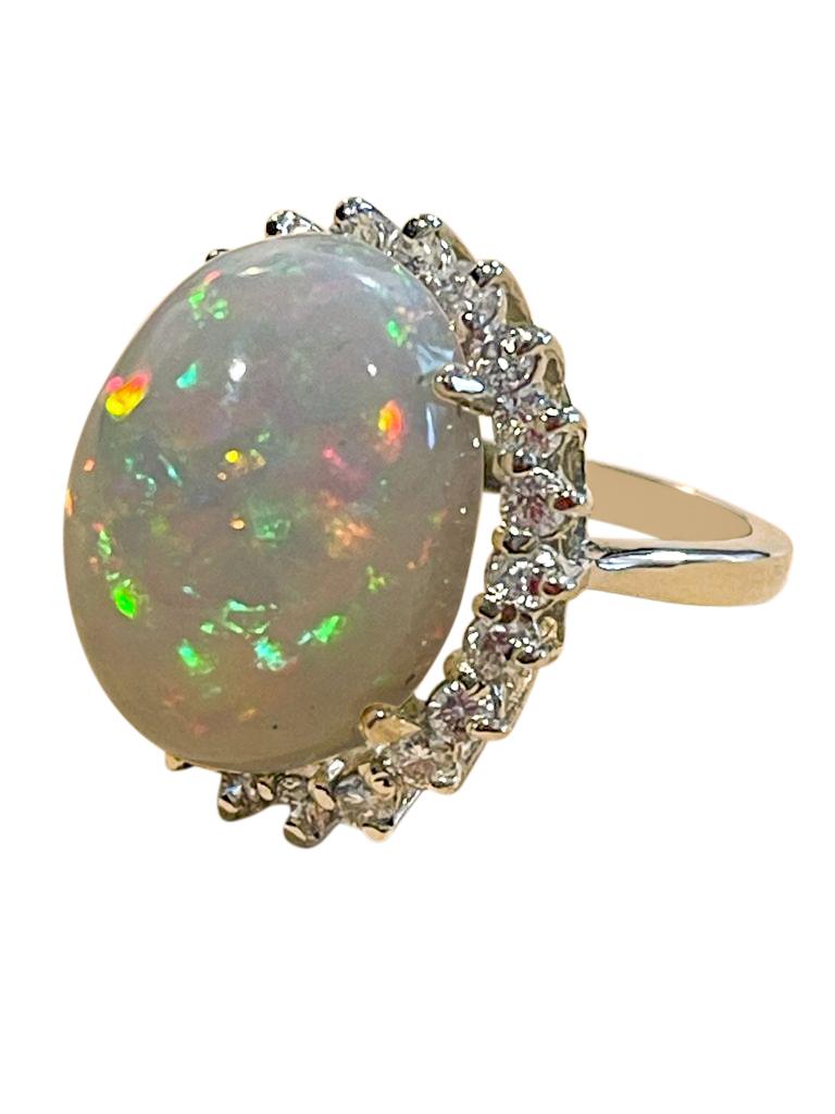 11 Karat Ovaler äthiopischer Opal und Diamant-Cocktailring aus 14 Karat Weißgold Damen