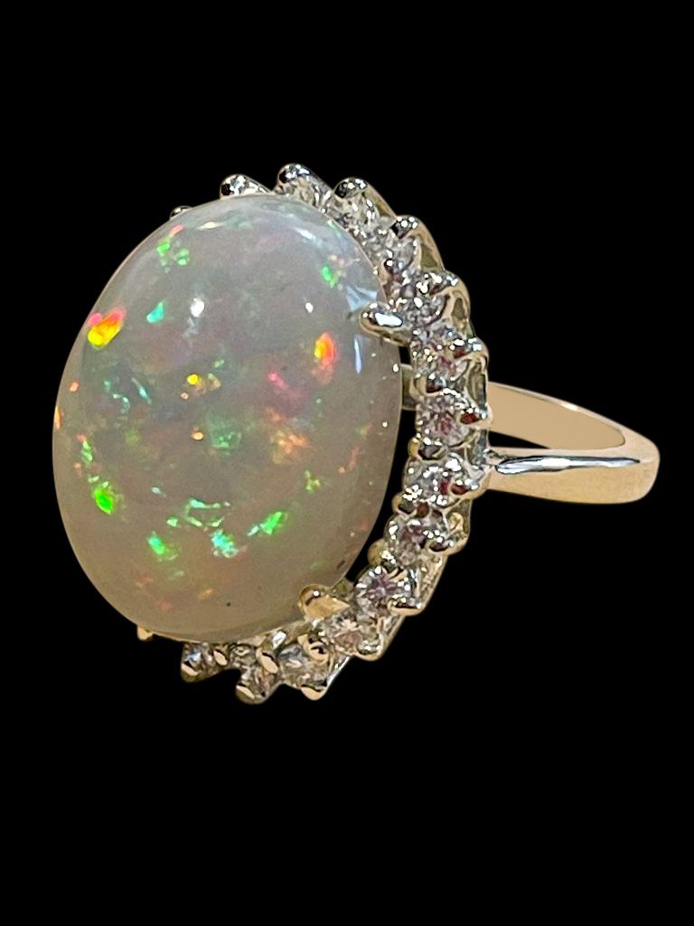11 Karat Ovaler äthiopischer Opal und Diamant-Cocktailring aus 14 Karat Weißgold 1