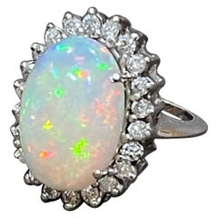 11 Karat Ovaler äthiopischer Opal und Diamant-Cocktailring aus 14 Karat Weißgold