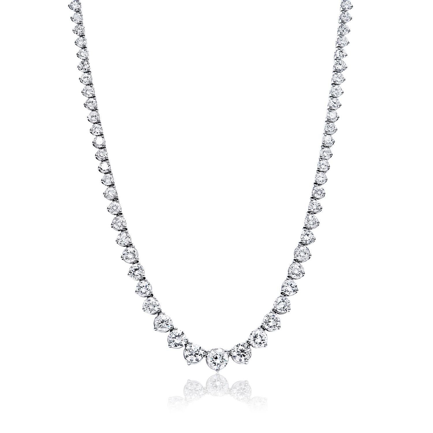 Diese wunderschöne Diamant-Halskette mit Erdminen ist perfekt für die besondere Dame in Ihrem Leben. Dieses Collier mit einem atemberaubenden runden Diamanten im Brillantschliff von 10,63 Karat ist in 14 Karat Weißgold gefasst und wird mit einer