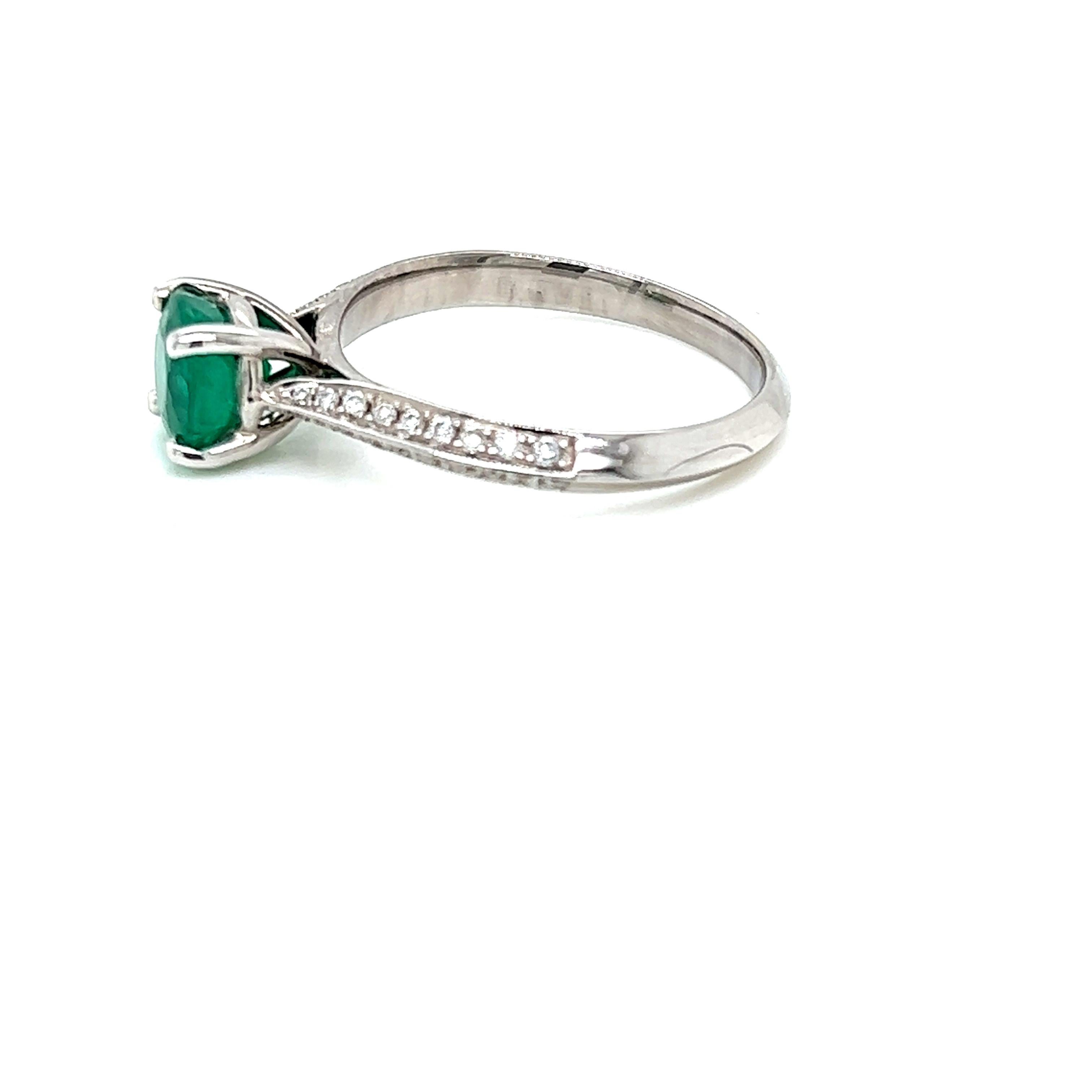 Contemporary 1.1 Carat Round Brilliant Emerald and Diamond Ring in 18 Karat White Gold For Sale
