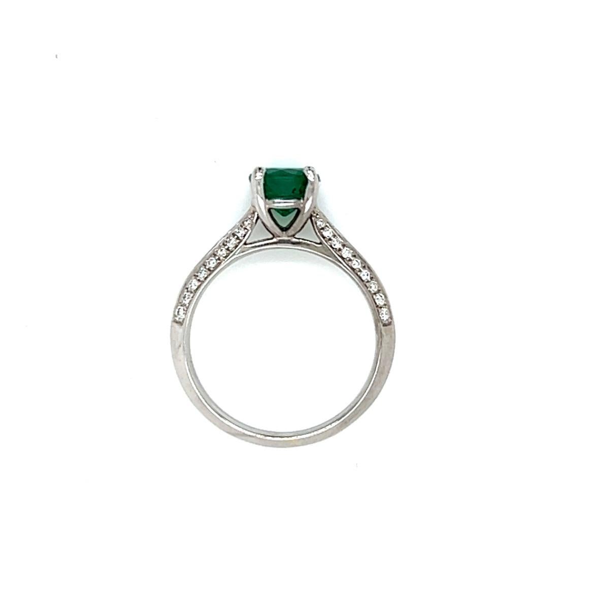 1.1 Carat Round Brilliant Emerald and Diamond Ring in 18 Karat White Gold In New Condition For Sale In London, GB