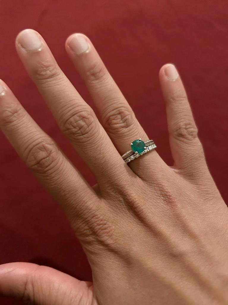 1.1 Carat Round Brilliant Emerald and Diamond Ring in 18 Karat White Gold For Sale 1