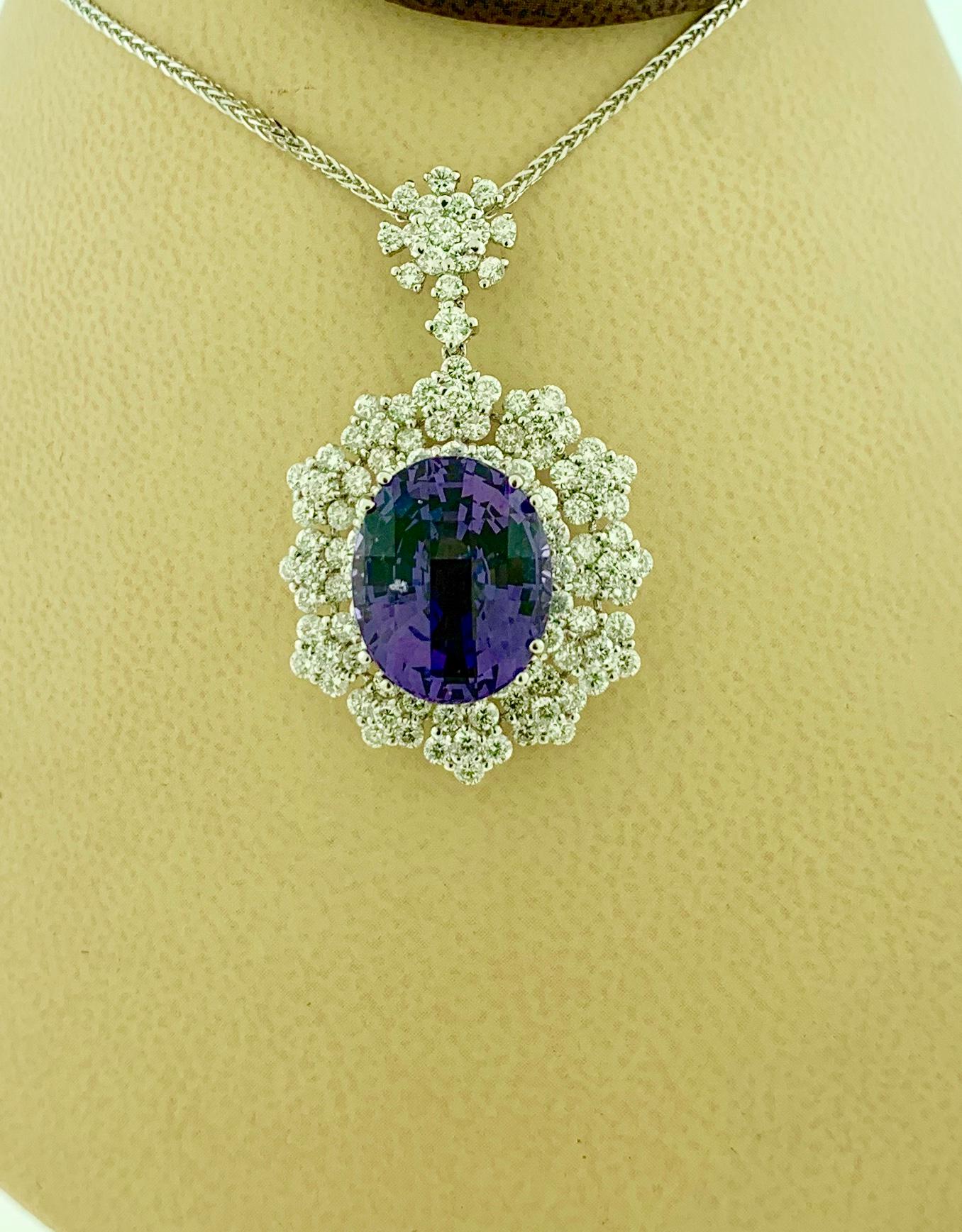 11 Carat Round Shape Spinel and 4.2 Carat Diamond Pendant Necklace 18 Karat Gold In Excellent Condition For Sale In New York, NY