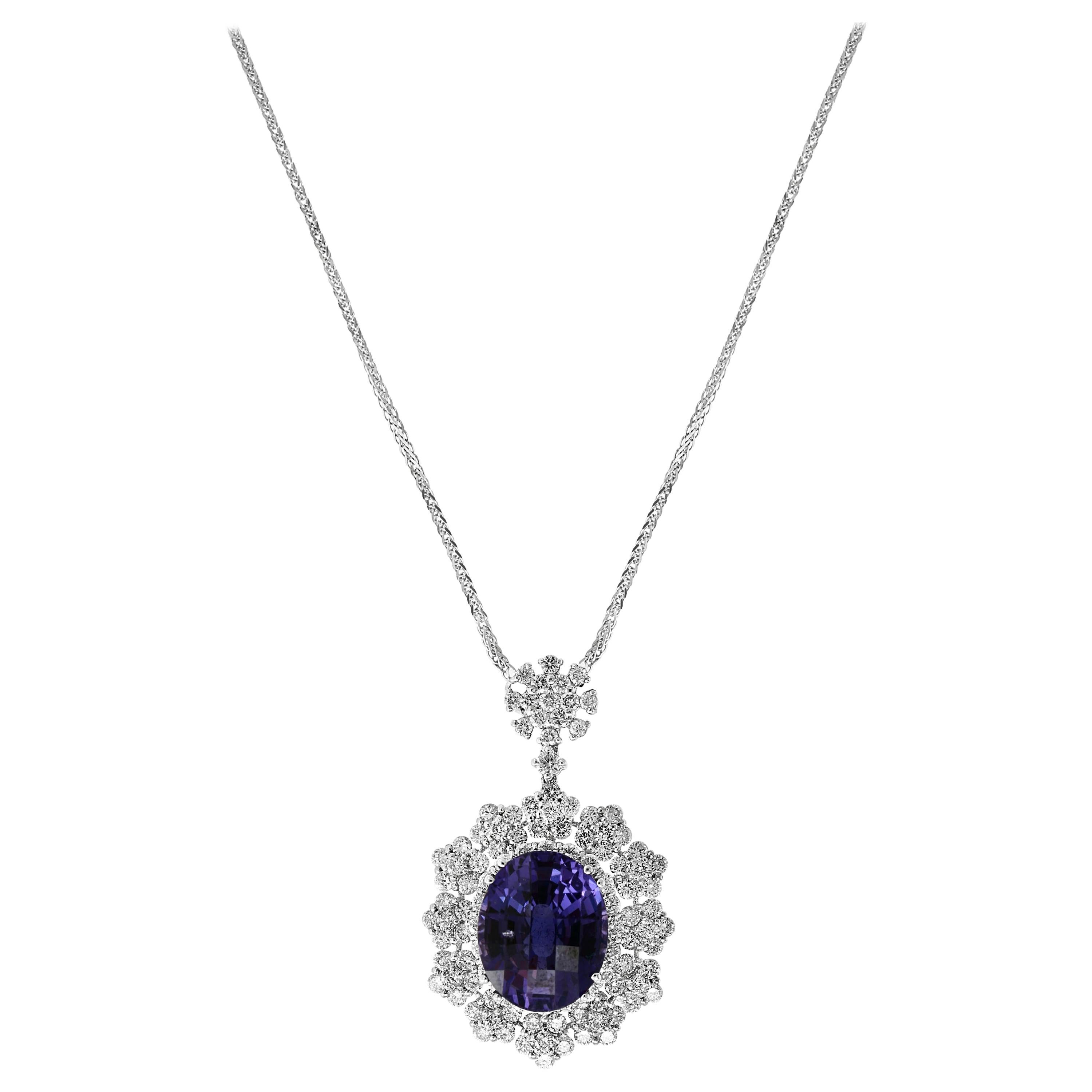 11 Carat Round Shape Spinel and 4.2 Carat Diamond Pendant Necklace 18 Karat Gold For Sale