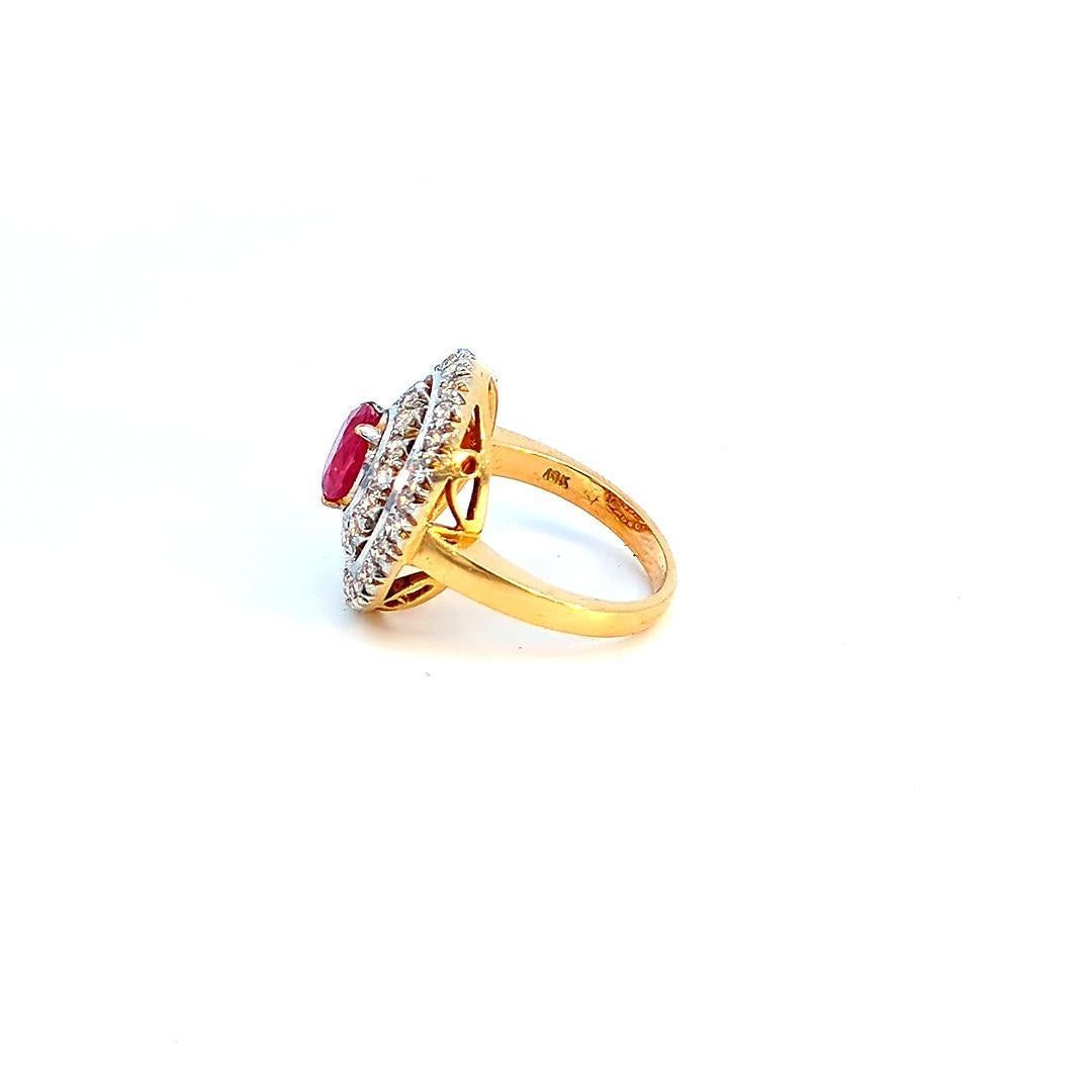 Ti presentiamo il nostro splendido anello a raggiera con rubini e diamanti, un vero simbolo di bellezza e raffinatezza senza tempo. Questo squisito pezzo presenta il fascino ardente di un rubino da 1,10 carati, circondato da un'aureola di 0,85