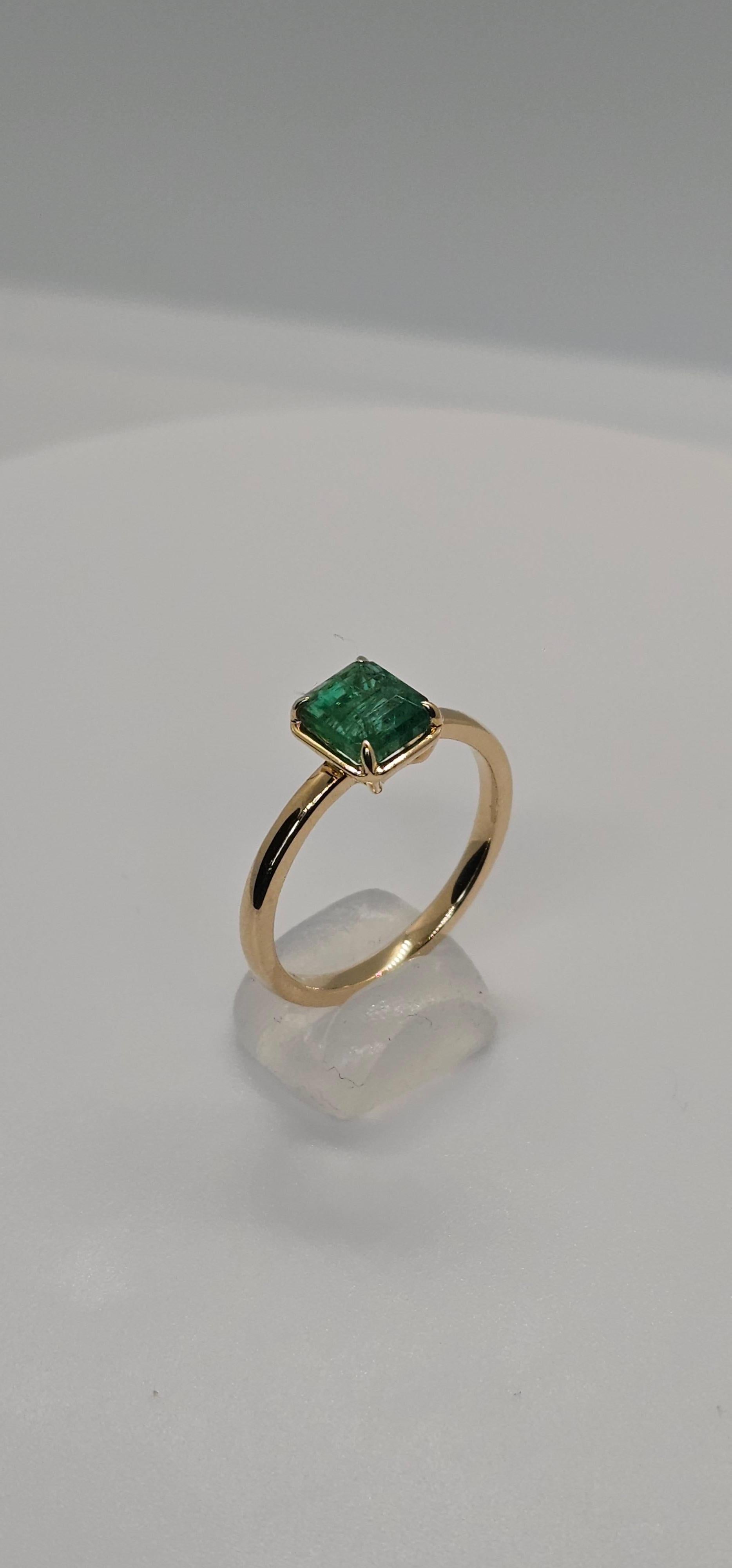 Im Angebot: 1.1 Karat natürlicher üppiger grüner Smaragd 14 Karat Gelbgold Lünette Fassung () 2
