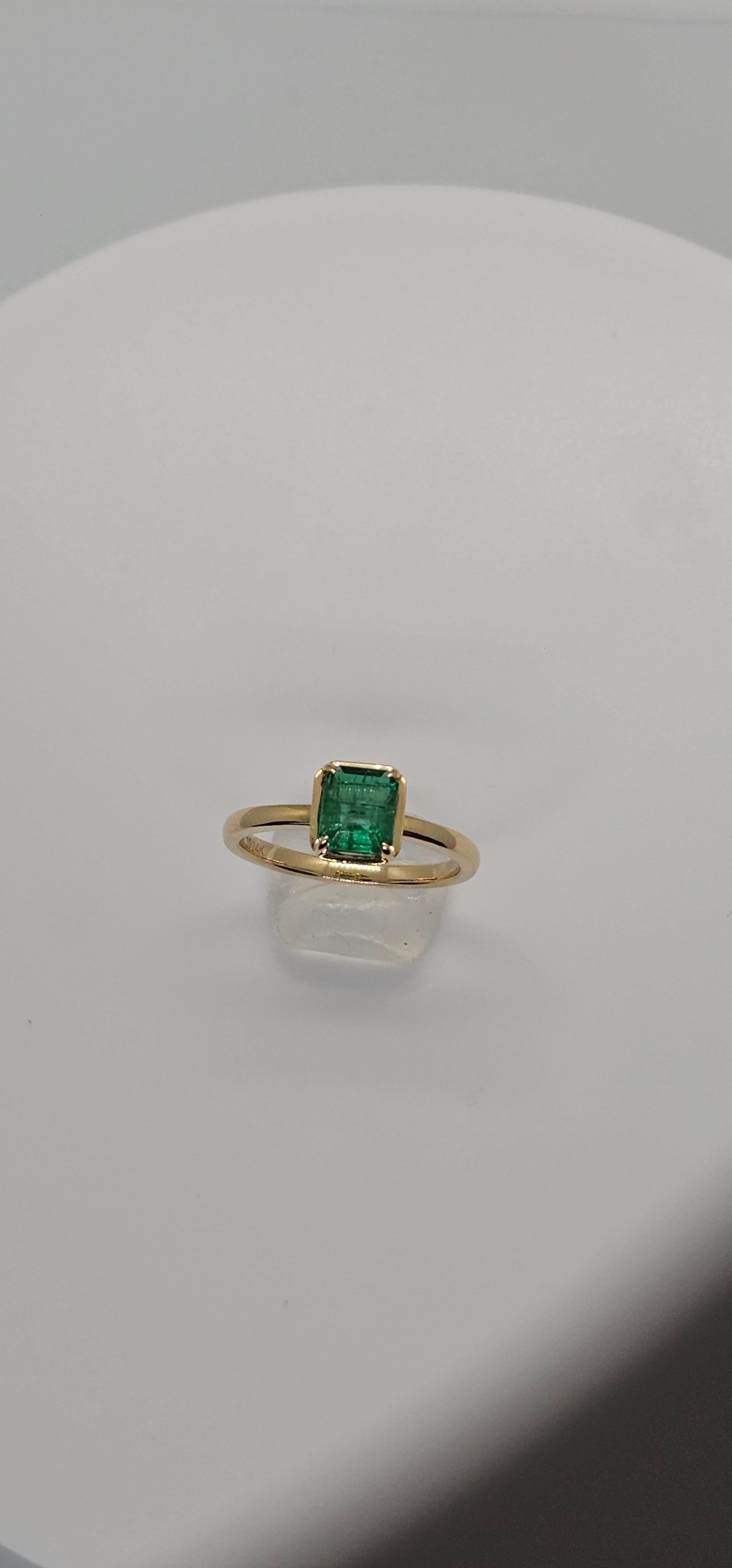 Im Angebot: 1.1 Karat natürlicher üppiger grüner Smaragd 14 Karat Gelbgold Lünette Fassung () 3