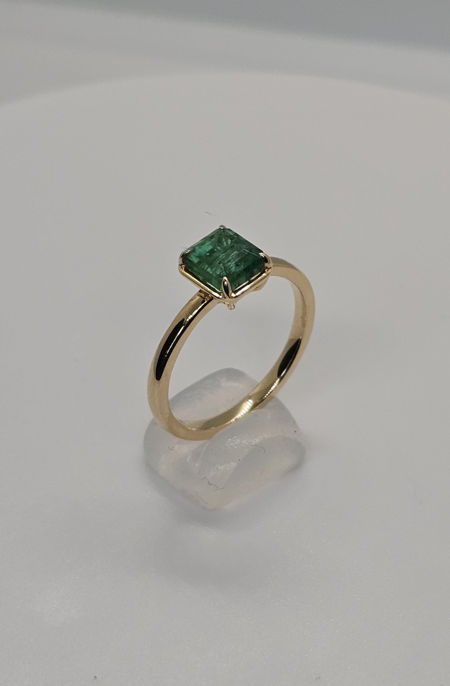 Im Angebot: 1.1 Karat natürlicher üppiger grüner Smaragd 14 Karat Gelbgold Lünette Fassung () 4