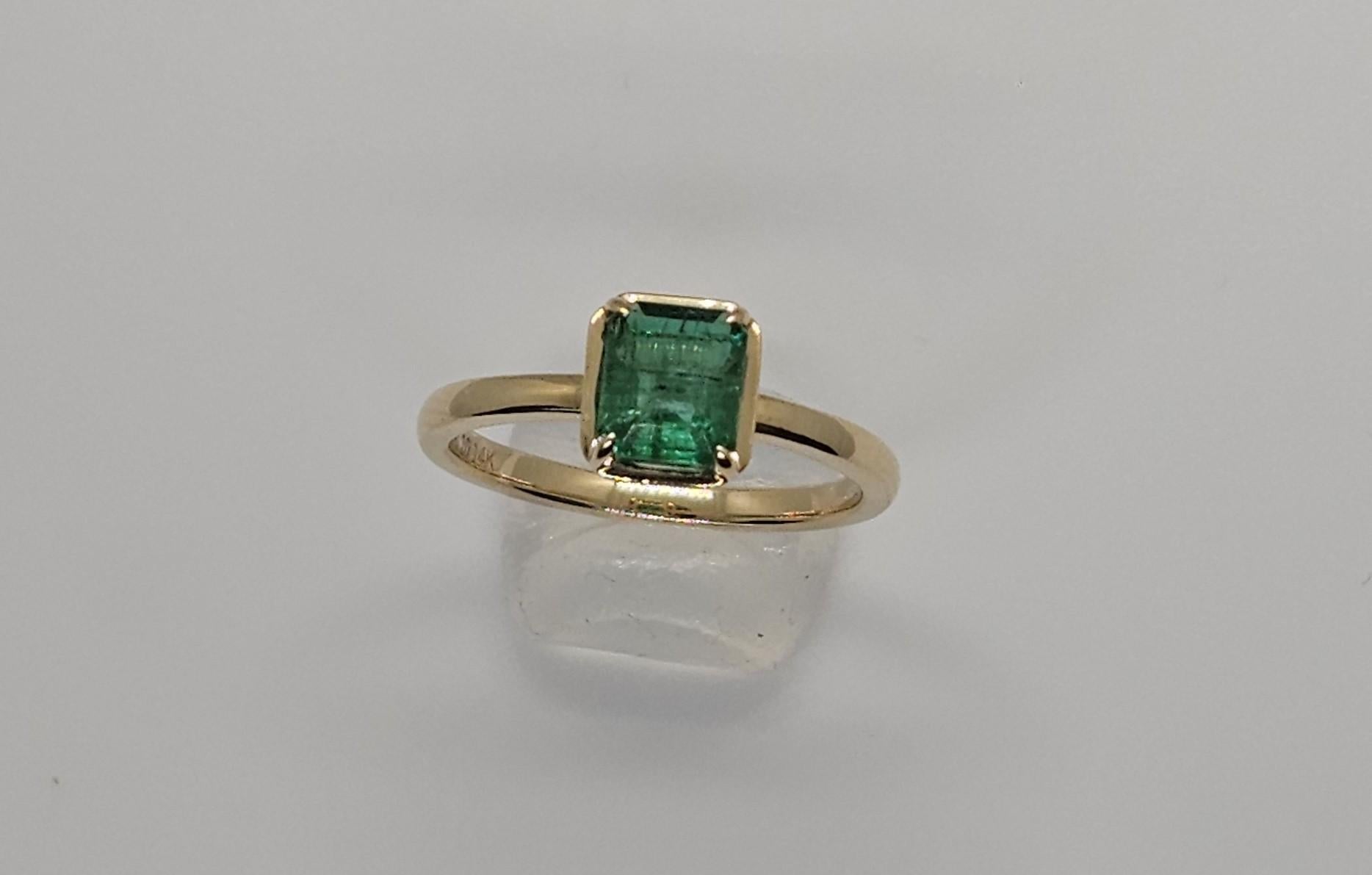 Im Angebot: 1.1 Karat natürlicher üppiger grüner Smaragd 14 Karat Gelbgold Lünette Fassung () 5