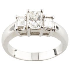 Bague de fiançailles en or blanc à trois pierres, taille princesse et émeraude de 1,1 carat