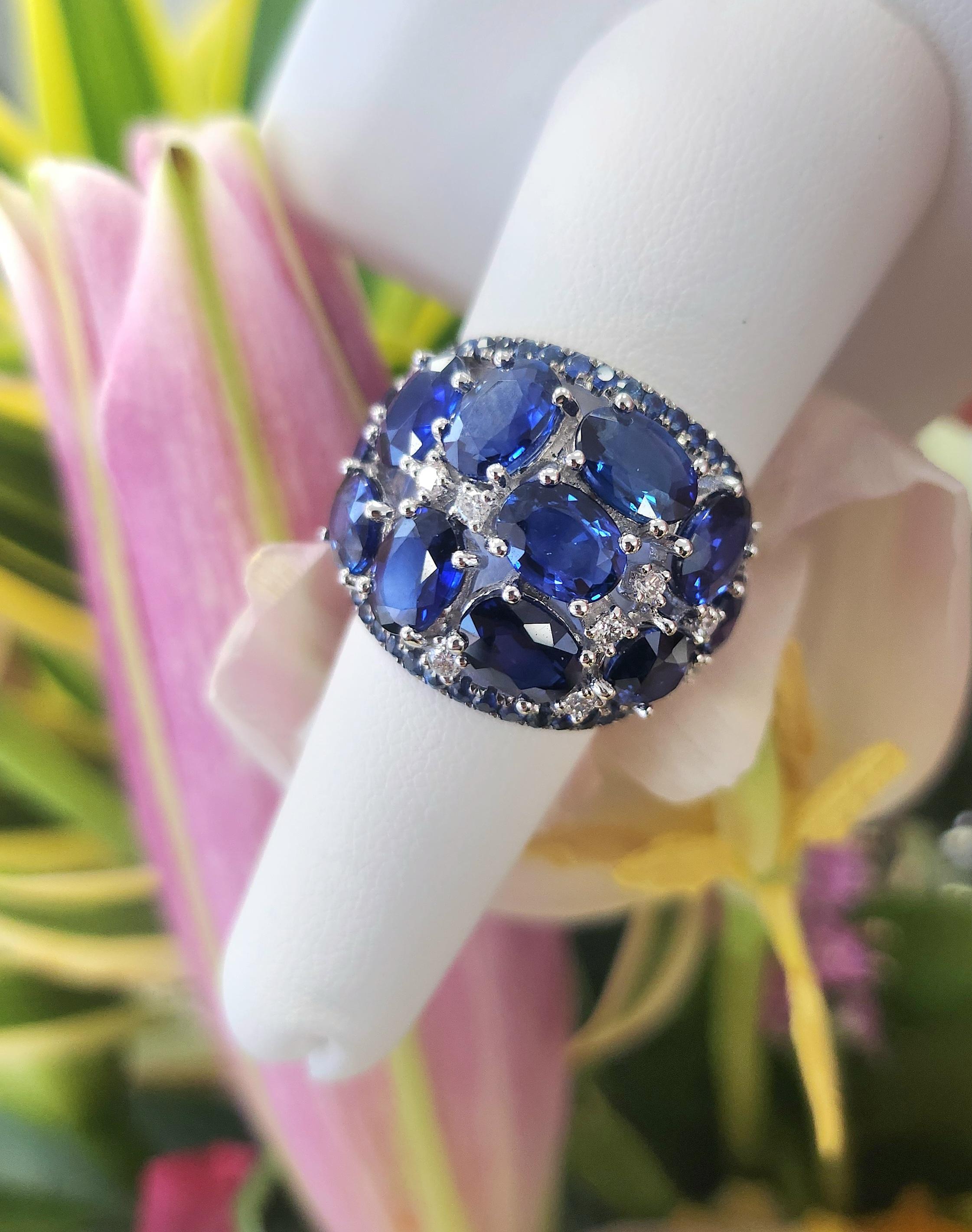 Sternenklare, saphirblaue Nacht! Ein kühnes und zugleich elegantes Statement ist dieser exquisite Saphir- und Diamantring, der meisterhaft aus 18 Karat Weißgold gefertigt ist. Mit über 11 Karat an lebhaften ovalen und runden blauen Saphiren ist