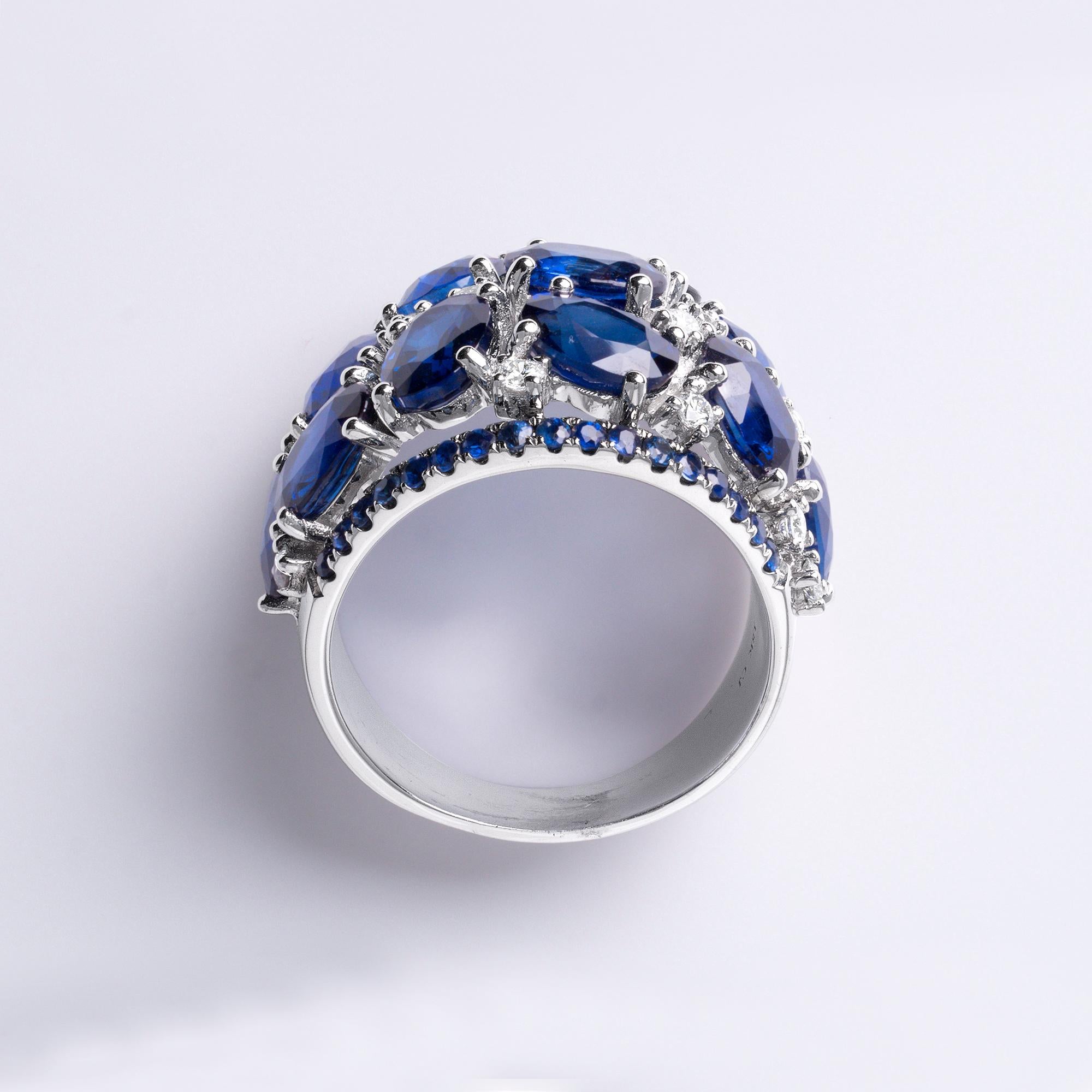 11 Karat Königsblauer Saphir und Diamant Dome Cocktail Ring - 18K Weißgold (Kunsthandwerker*in) im Angebot