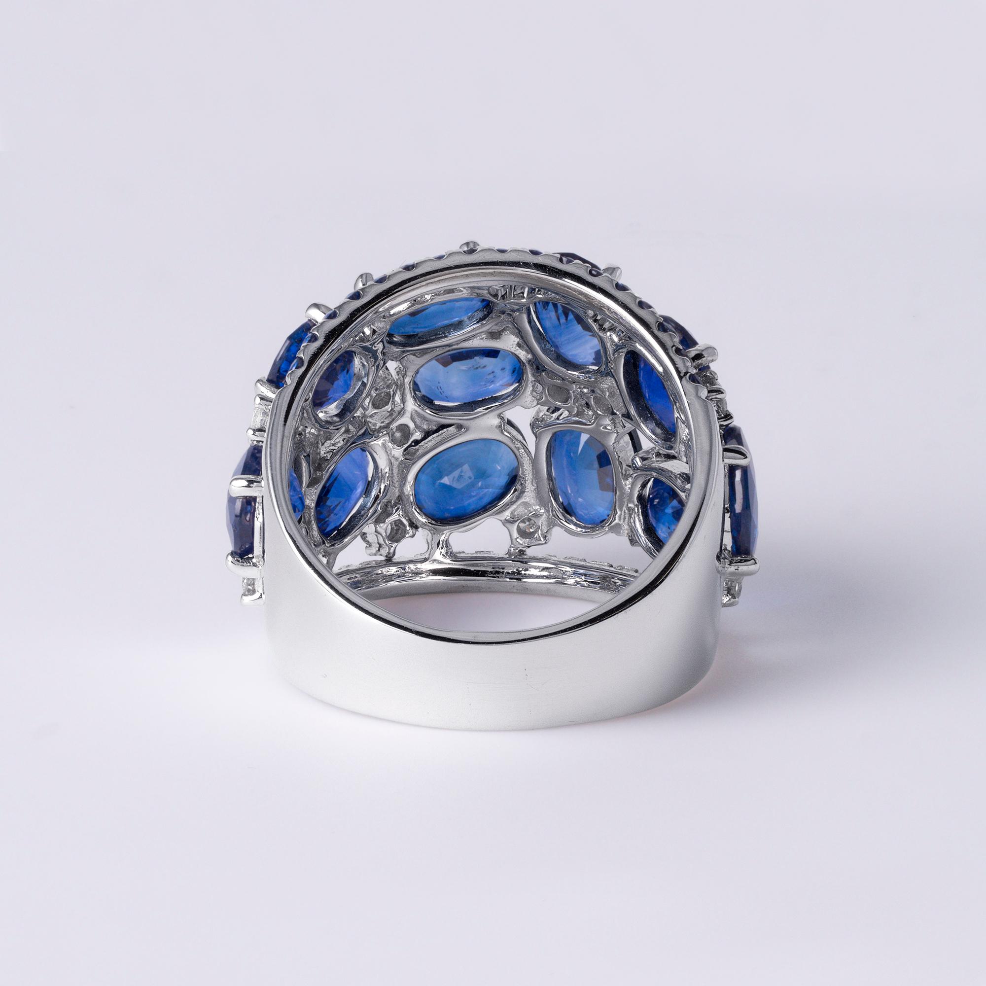 11 Karat Königsblauer Saphir und Diamant Dome Cocktail Ring - 18K Weißgold (Ovalschliff) im Angebot