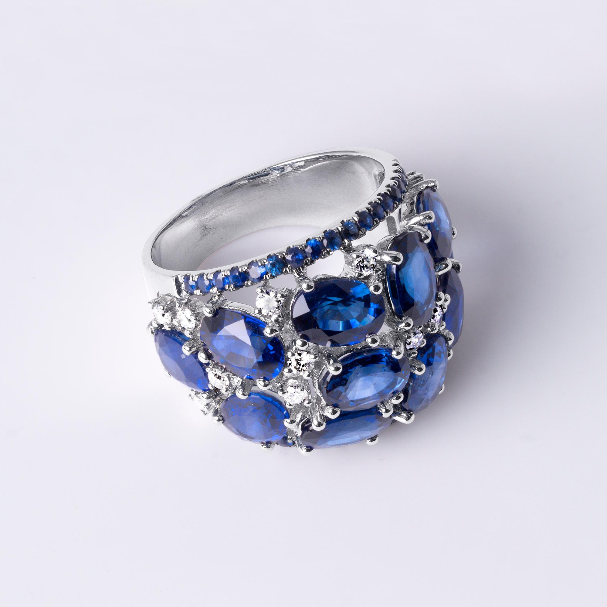 11 Karat Königsblauer Saphir und Diamant Dome Cocktail Ring - 18K Weißgold im Zustand „Gut“ im Angebot in Los Angeles, CA