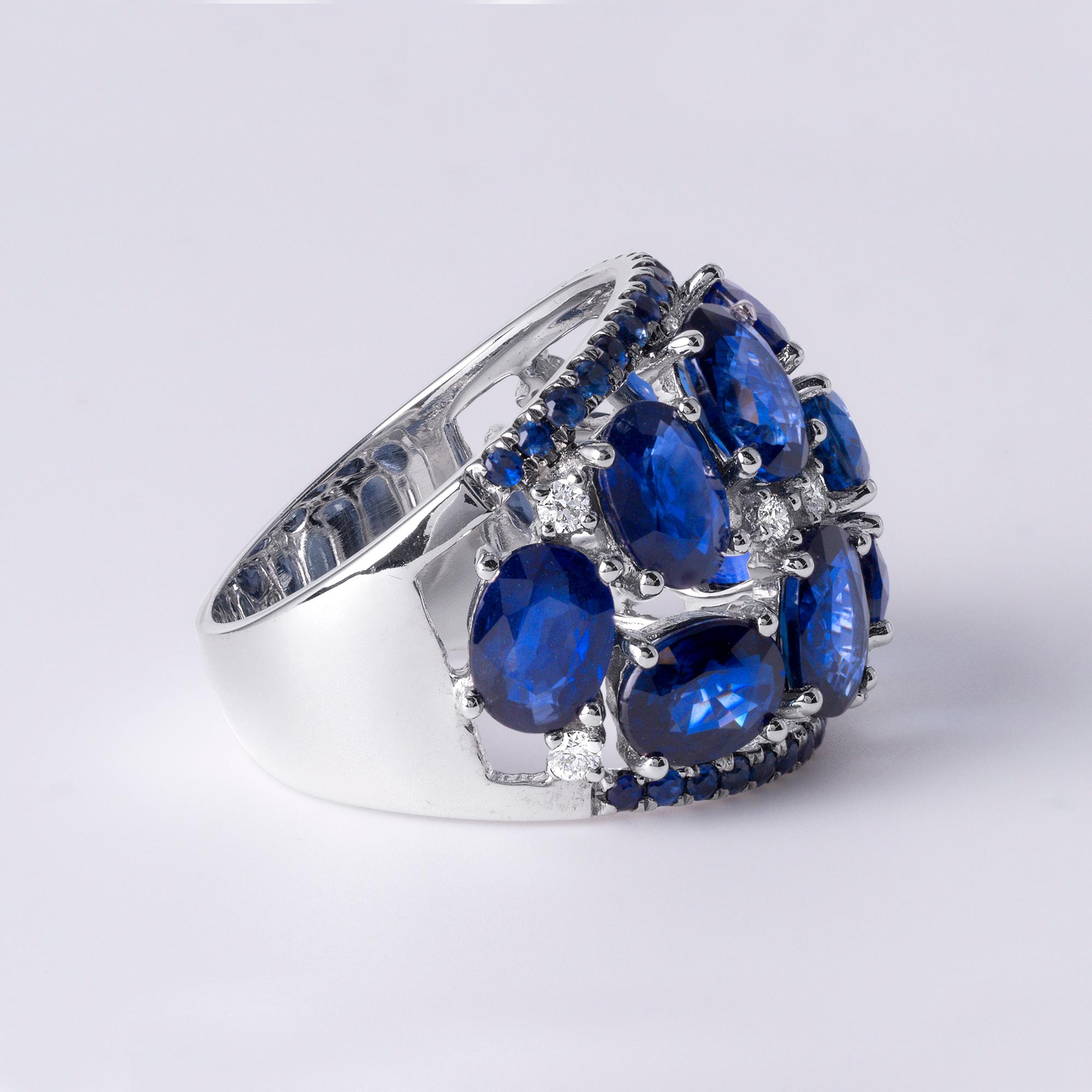 11 Karat Königsblauer Saphir und Diamant Dome Cocktail Ring - 18K Weißgold für Damen oder Herren im Angebot
