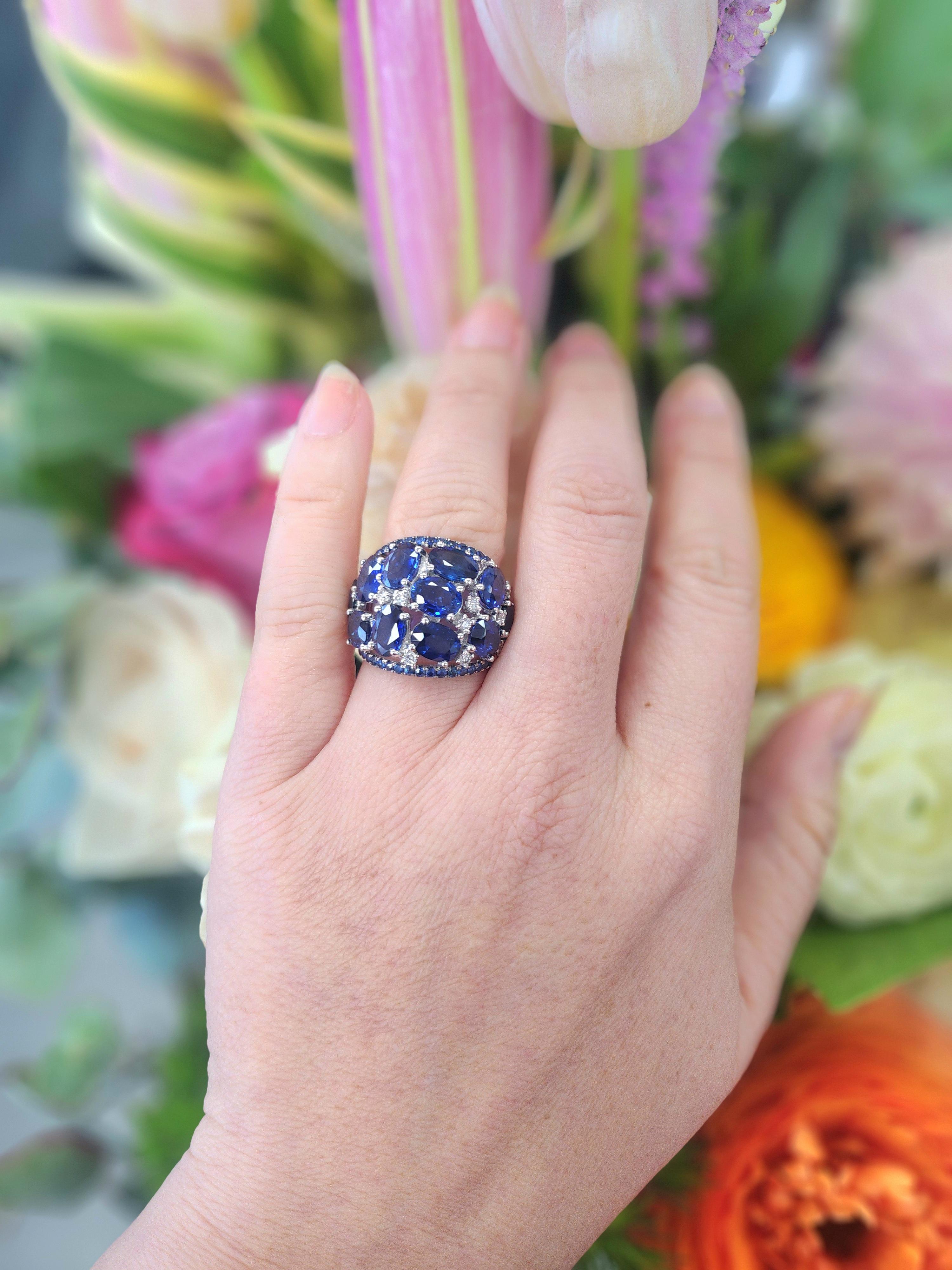 11 Karat Königsblauer Saphir und Diamant Dome Cocktail Ring - 18K Weißgold im Angebot 1