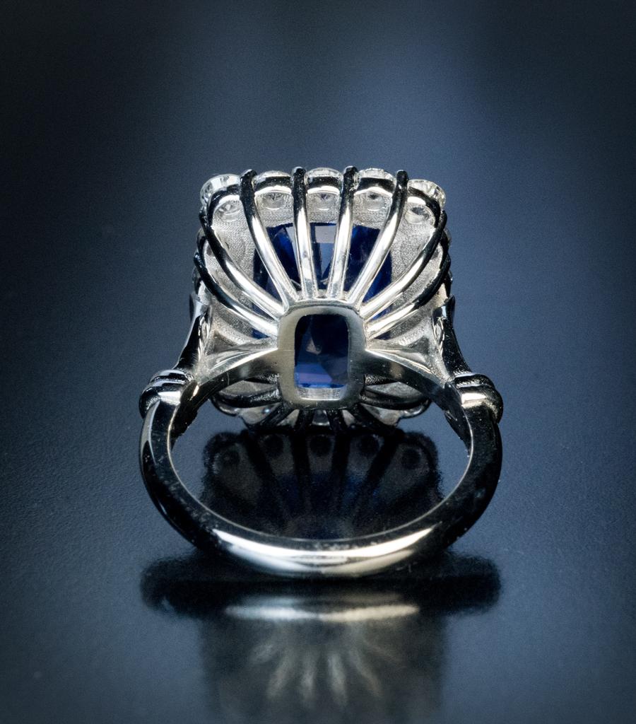 11 Ct Ceylon Sapphire Diamond Platinum Ring In Excellent Condition For Sale In Chicago, IL