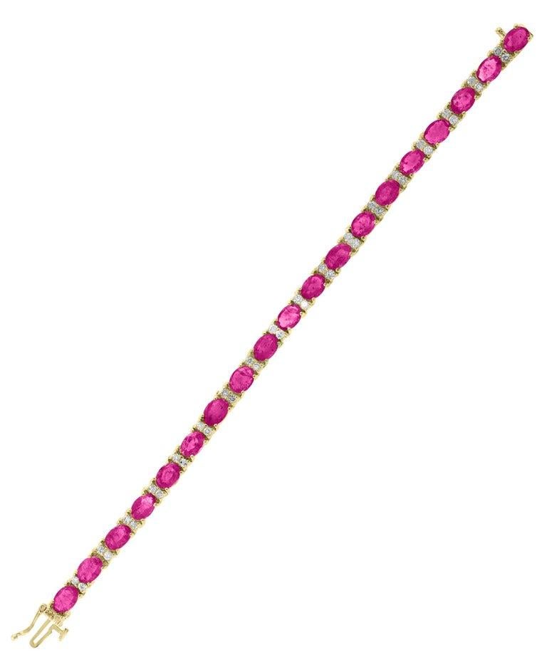  Questo Tennis eccezionalmente conveniente  il braccialetto ha  21 pietre di forma ovale  Rubini  . Ogni Rubino  è intervallato da due diamanti . Il peso totale del Rubino è  circa 11  carati. Il numero totale di diamanti è 42  e il peso del