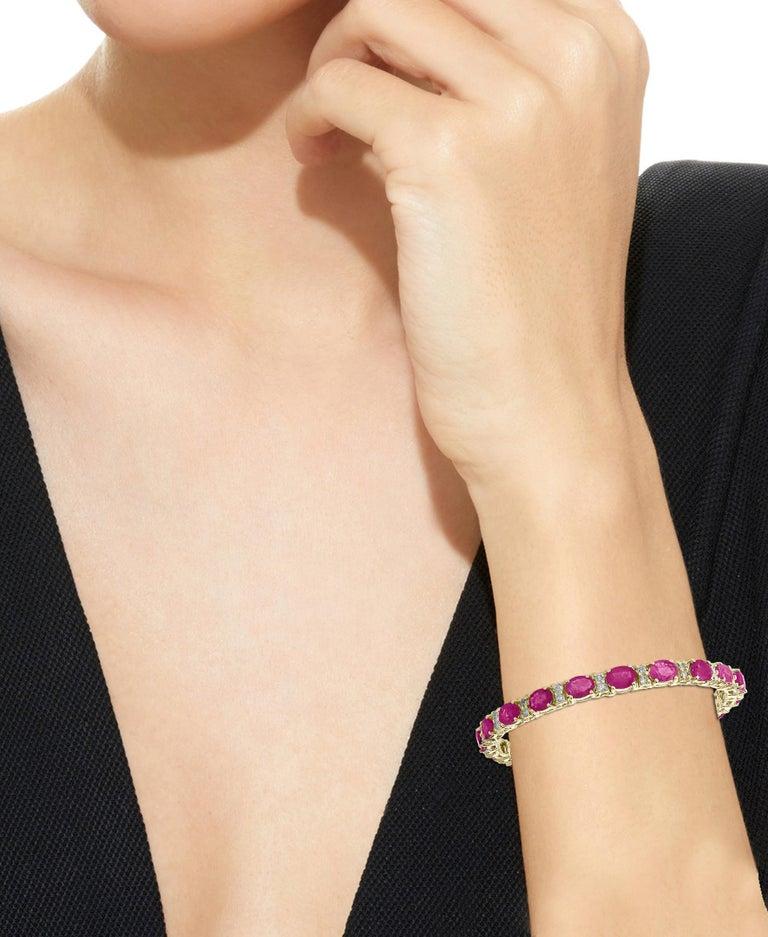 Taglio ovale Bracciale tennis con rubini ovali e diamanti da 11 carati in oro giallo 14 carati in vendita