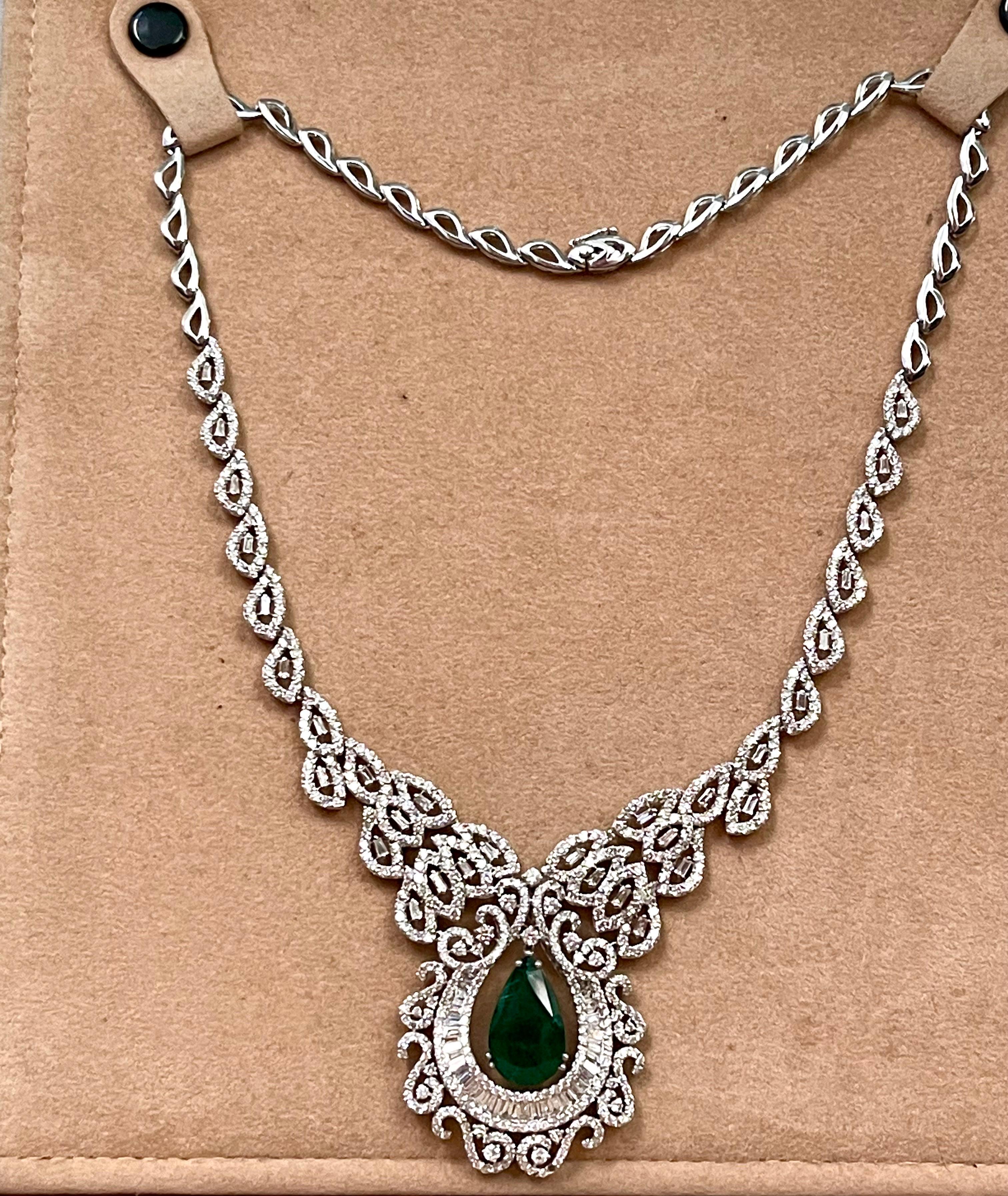 Pear Cut 11 Ct Pear Shape Zambian Natural Emerald & 17 Ct Diamond Necklace 18 Karat Gold For Sale