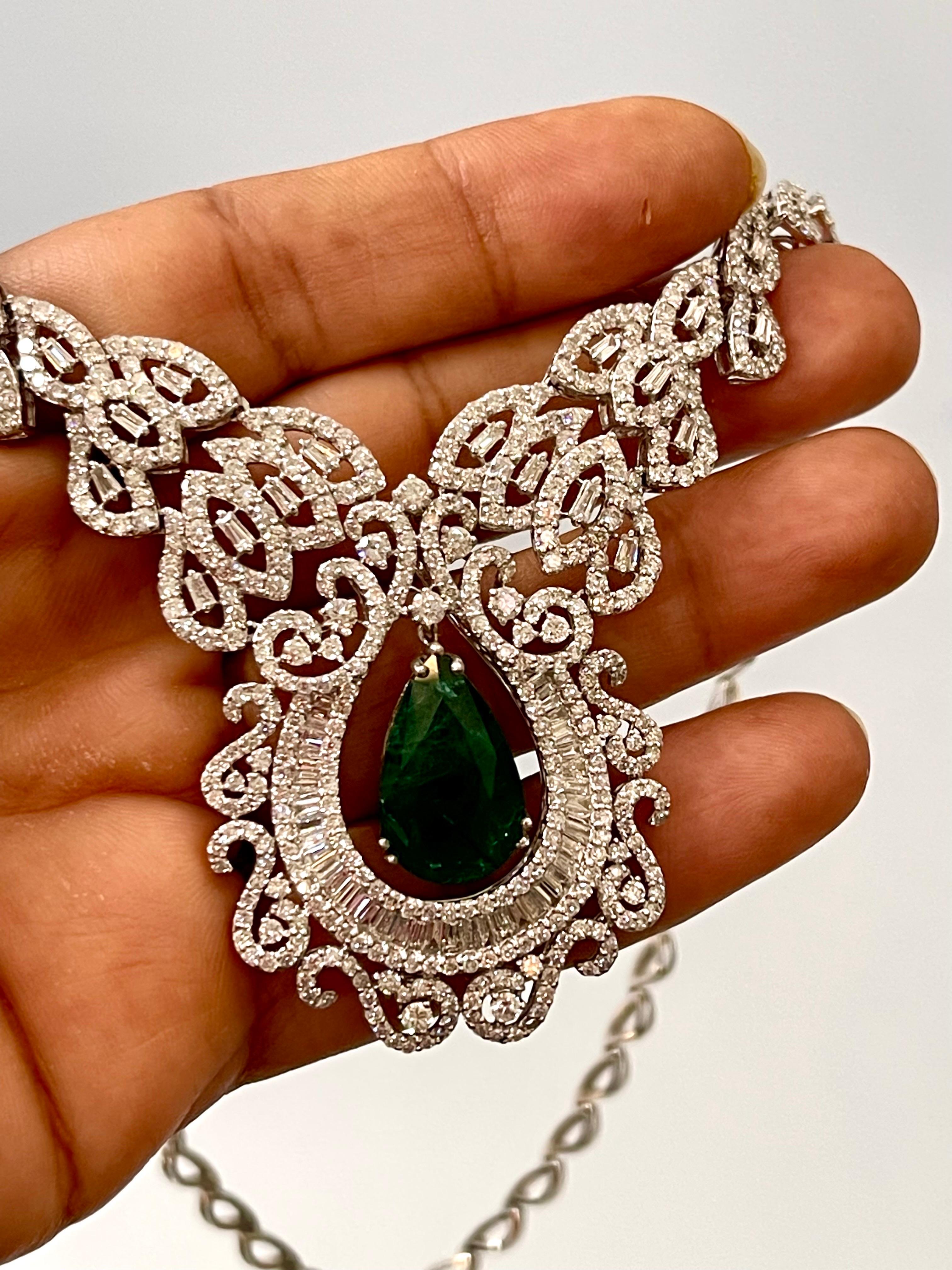 11 Ct Pear Shape Zambian Natural Emerald & 17 Ct Diamond Necklace 18 Karat Gold For Sale 2