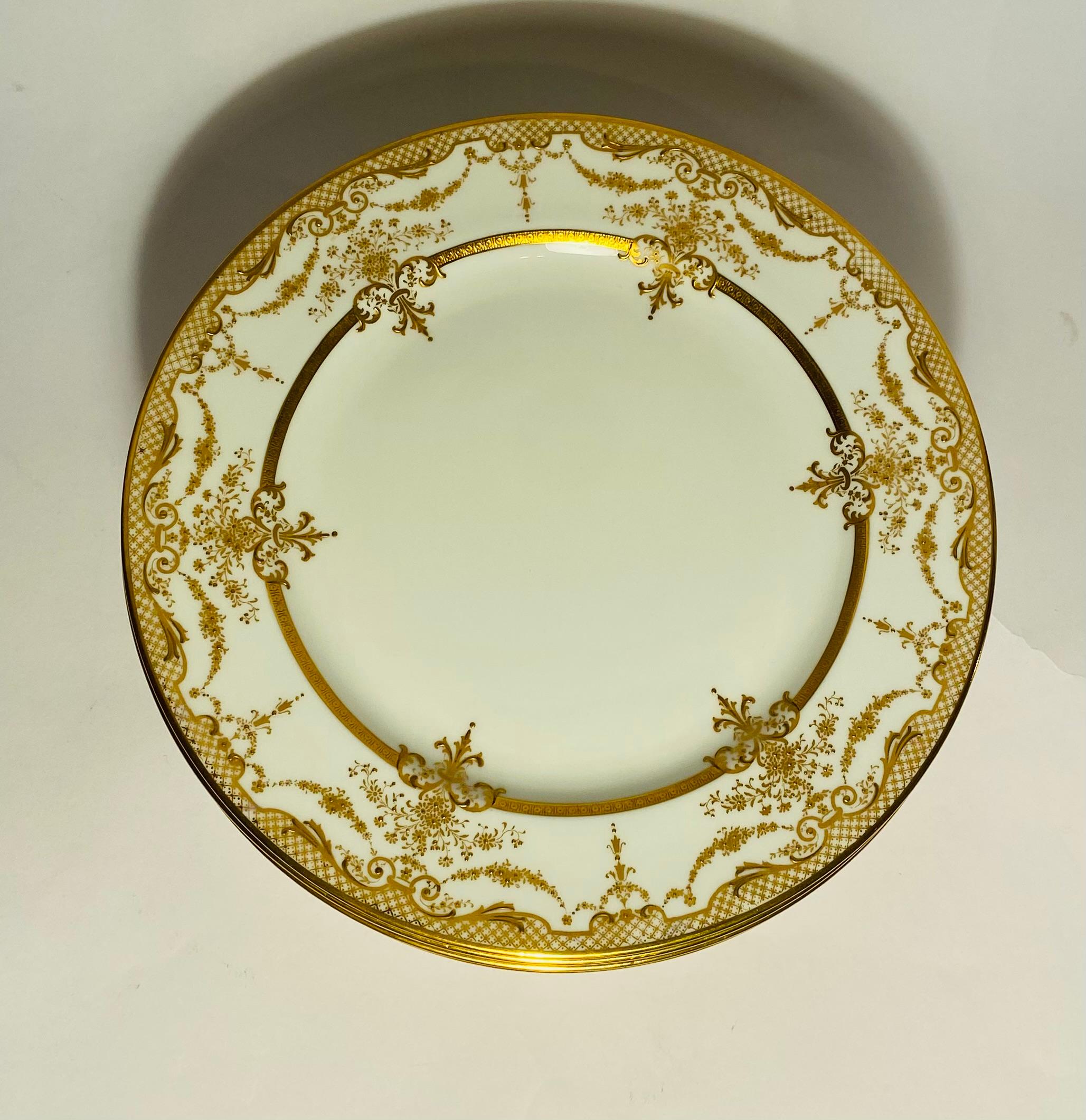 11 Platos antiguos dorados en relieve para Shreve & Co Circa 1915 en Bueno estado para la venta en West Palm Beach, FL