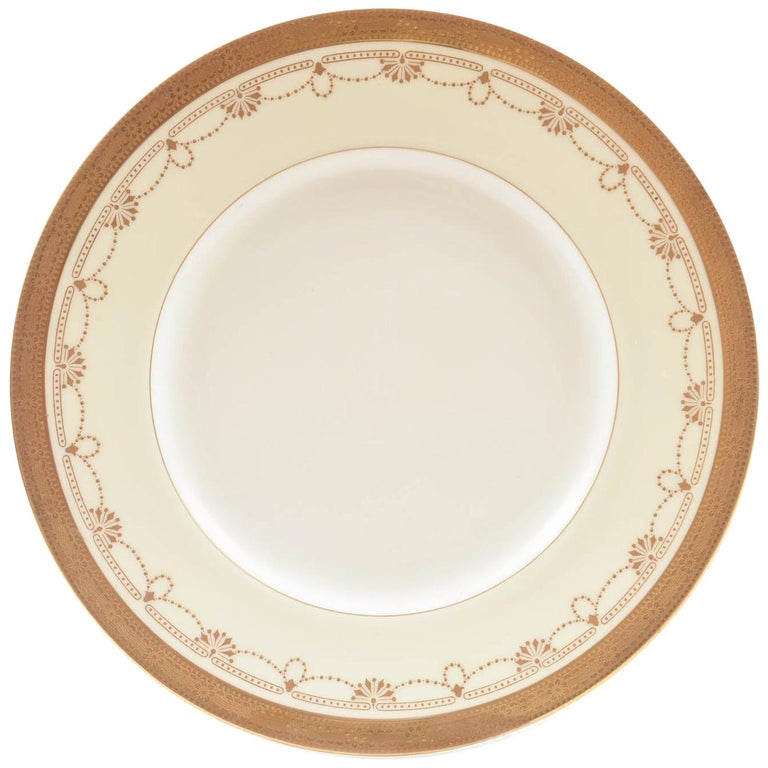 Image impressionnante d'une assiette blanche avec bordure dorée et