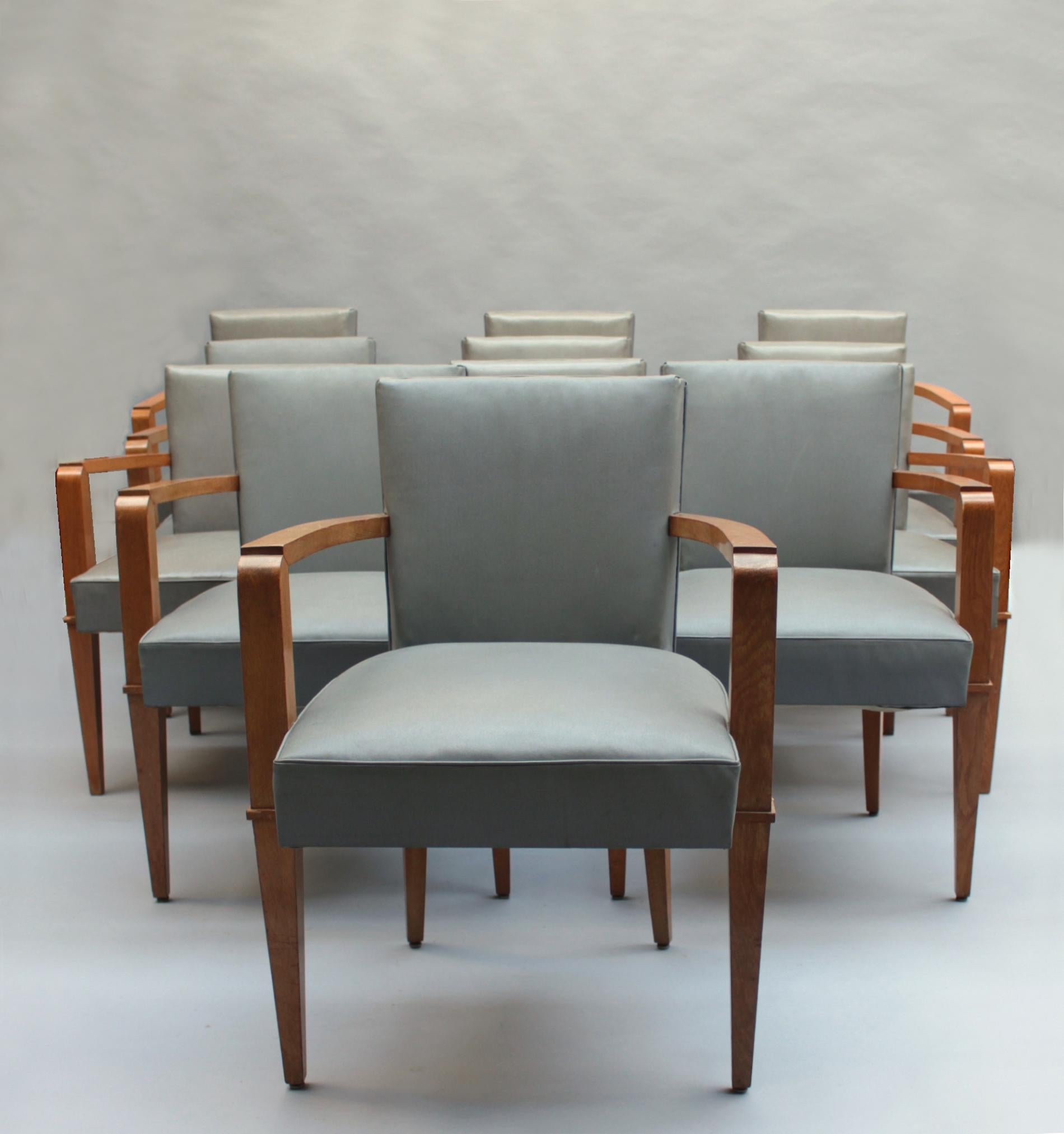 11 Feine französische Eichen-Sessel von Jacques Quinet aus den 1940er Jahren (Preis pro Stuhl) im Angebot 7