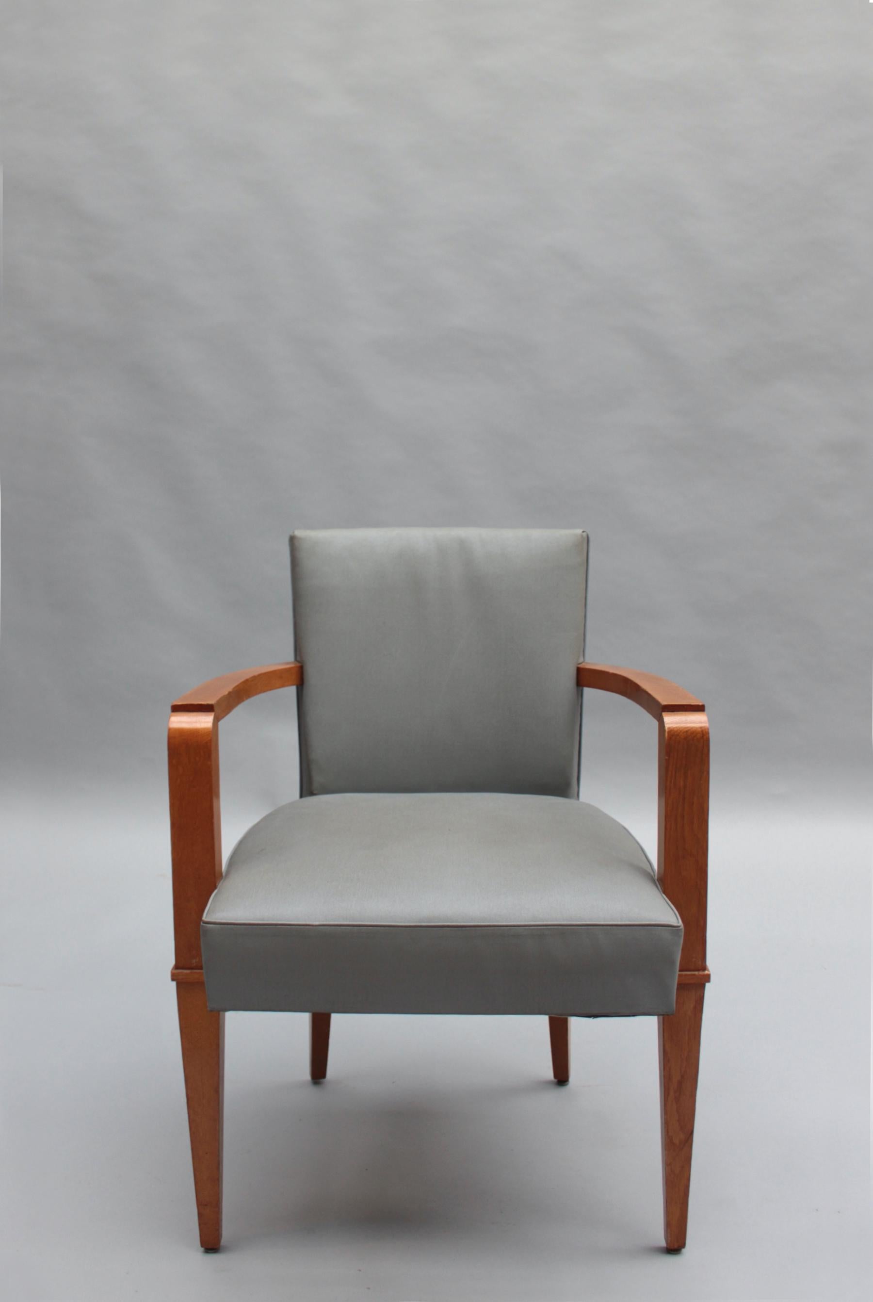 Jacques Quinet (1918 - 1992) - Onze fauteuils de bureau ou chaises de salle à manger en chêne massif des années 1940.

Provenance : Salle de lecture de la bibliothèque de Rouen.

Prix par chaise
