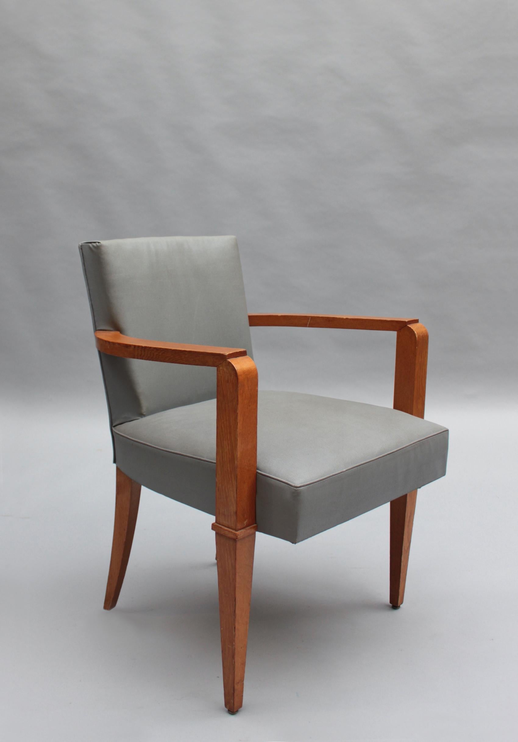 11 Feine französische Eichen-Sessel von Jacques Quinet aus den 1940er Jahren (Preis pro Stuhl) (Art déco) im Angebot