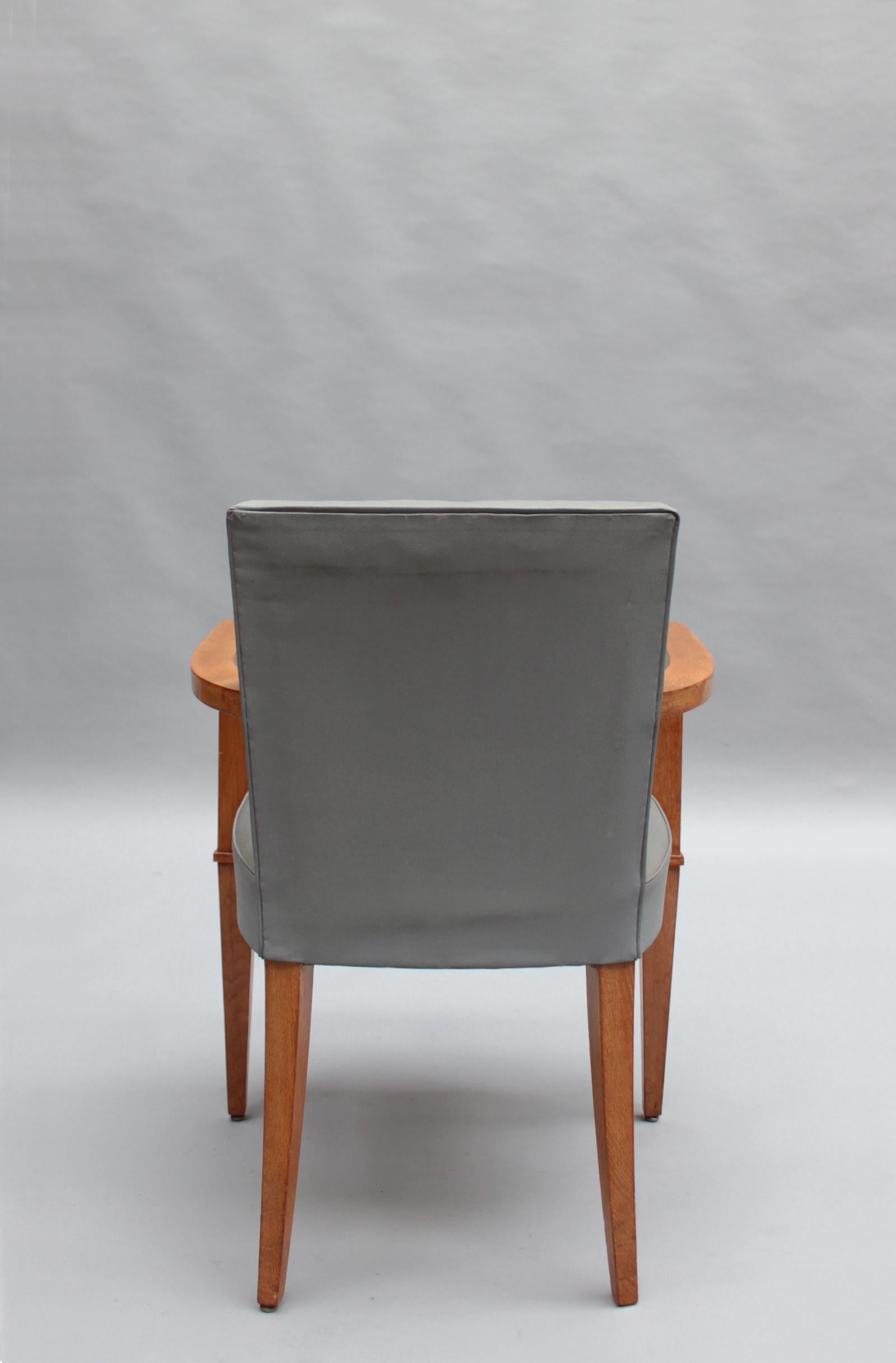 11 Feine französische Eichen-Sessel von Jacques Quinet aus den 1940er Jahren (Preis pro Stuhl) (Mitte des 20. Jahrhunderts) im Angebot