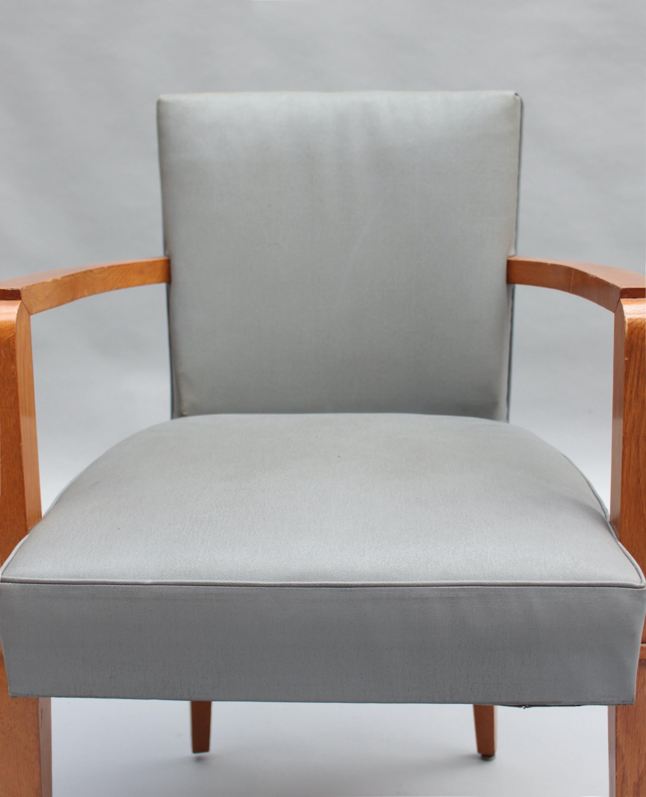 11 Feine französische Eichen-Sessel von Jacques Quinet aus den 1940er Jahren (Preis pro Stuhl) (Eichenholz) im Angebot