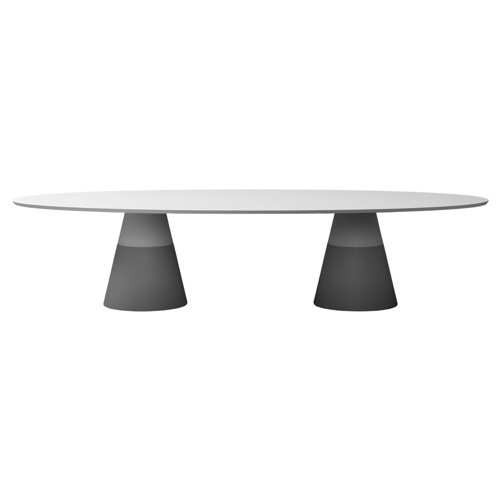 Table à manger d'extérieur contemporaine fabriquée en résine renforcée de fibres. Ce matériau très résistant est très durable et nécessite moins d'entretien que le béton. Le plateau et les bases de la table sont laqués en blanc mat.
La laque