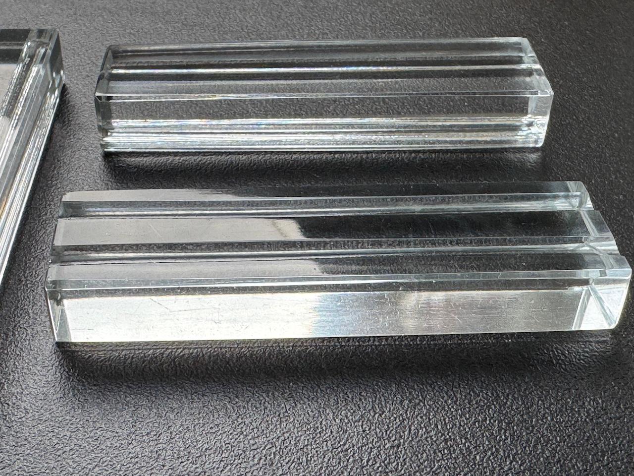 Estos reposacuchillos de cristal francés tienen algo especial gracias a su diseño elegante y modernista con dos líneas empotradas. Es una especialidad de Francia el uso de reposacuchillos, que está volviendo ahora e inspirando a otros países a