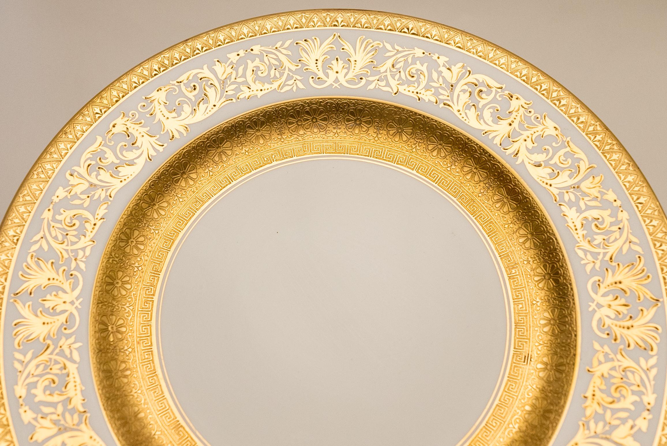 Rococo 11 assiettes plates incrustées de dorures, commande ancienne sur mesure avec large bandeau en or