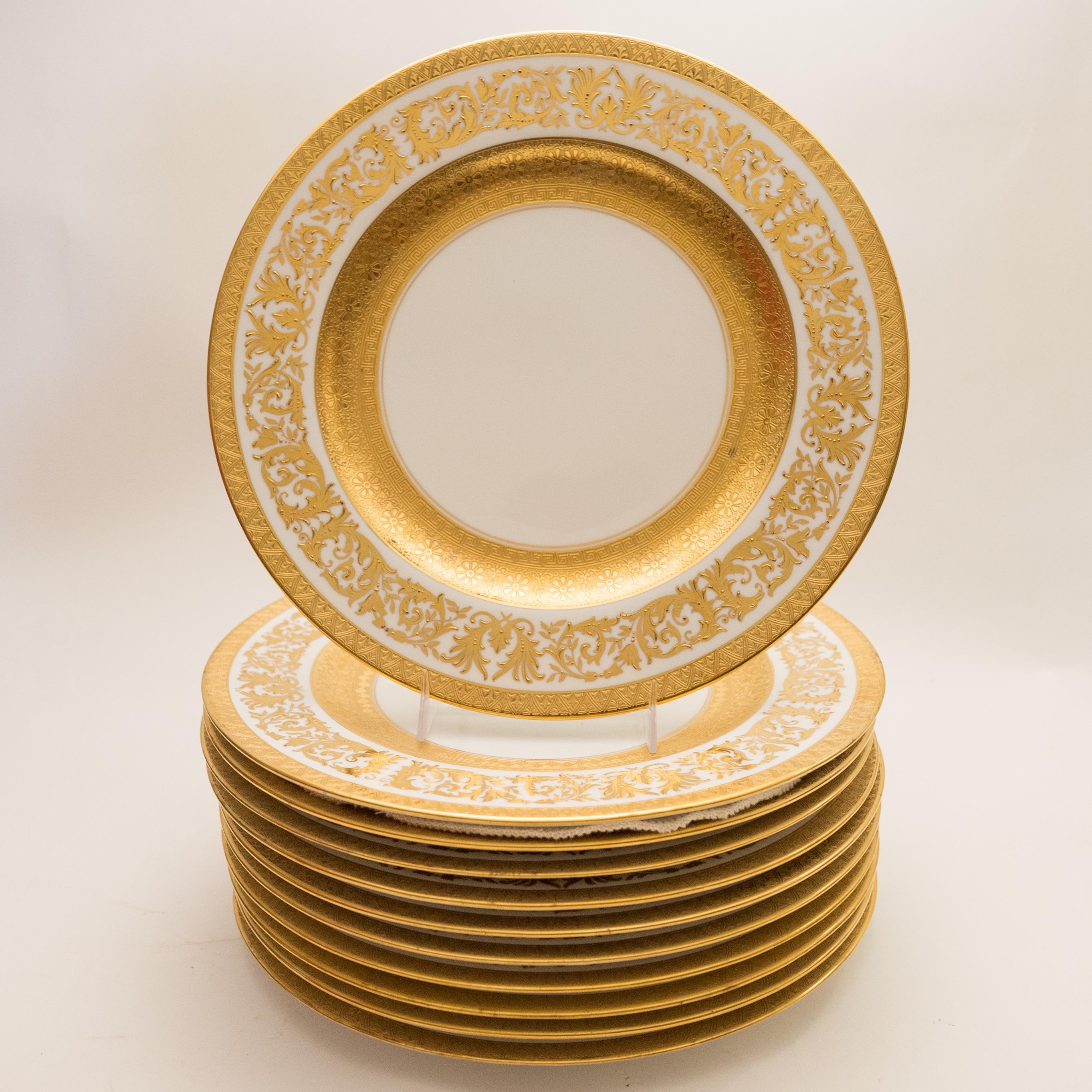 Début du 20ème siècle 11 assiettes plates incrustées de dorures, commande ancienne sur mesure avec large bandeau en or