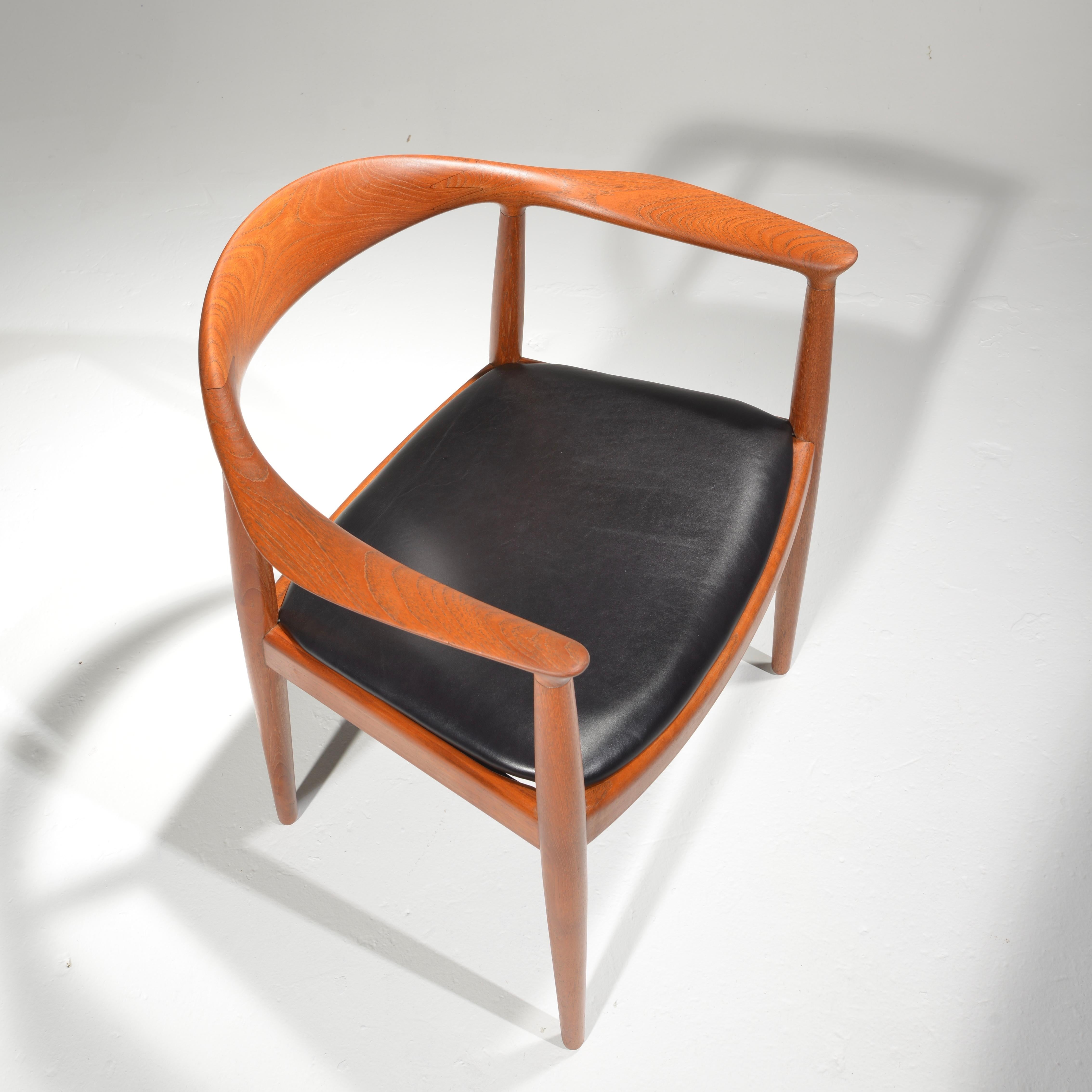 5 Hans Wegner for Johannes Hansen JH-503 Chairs in Teak and Leather For Sale 3