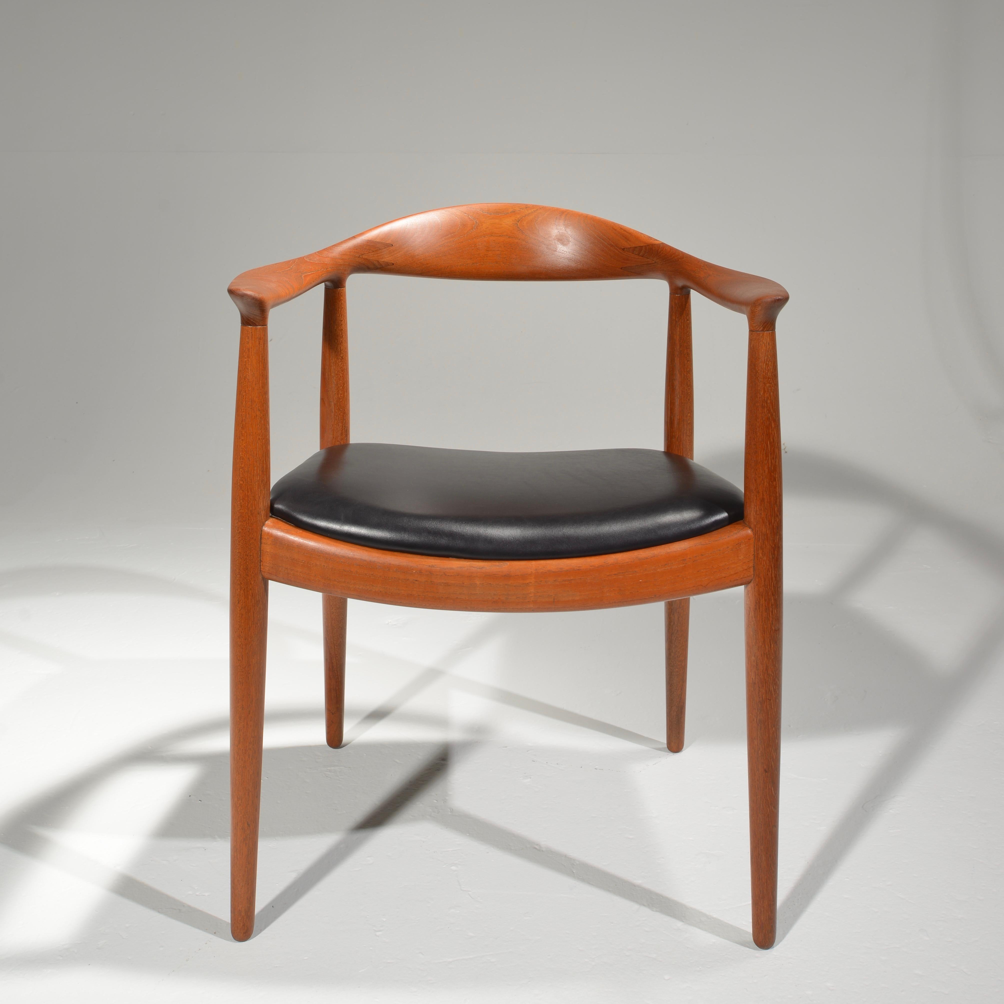 5 Hans Wegner for Johannes Hansen JH-503 Chairs in Teak and Leather For Sale 7