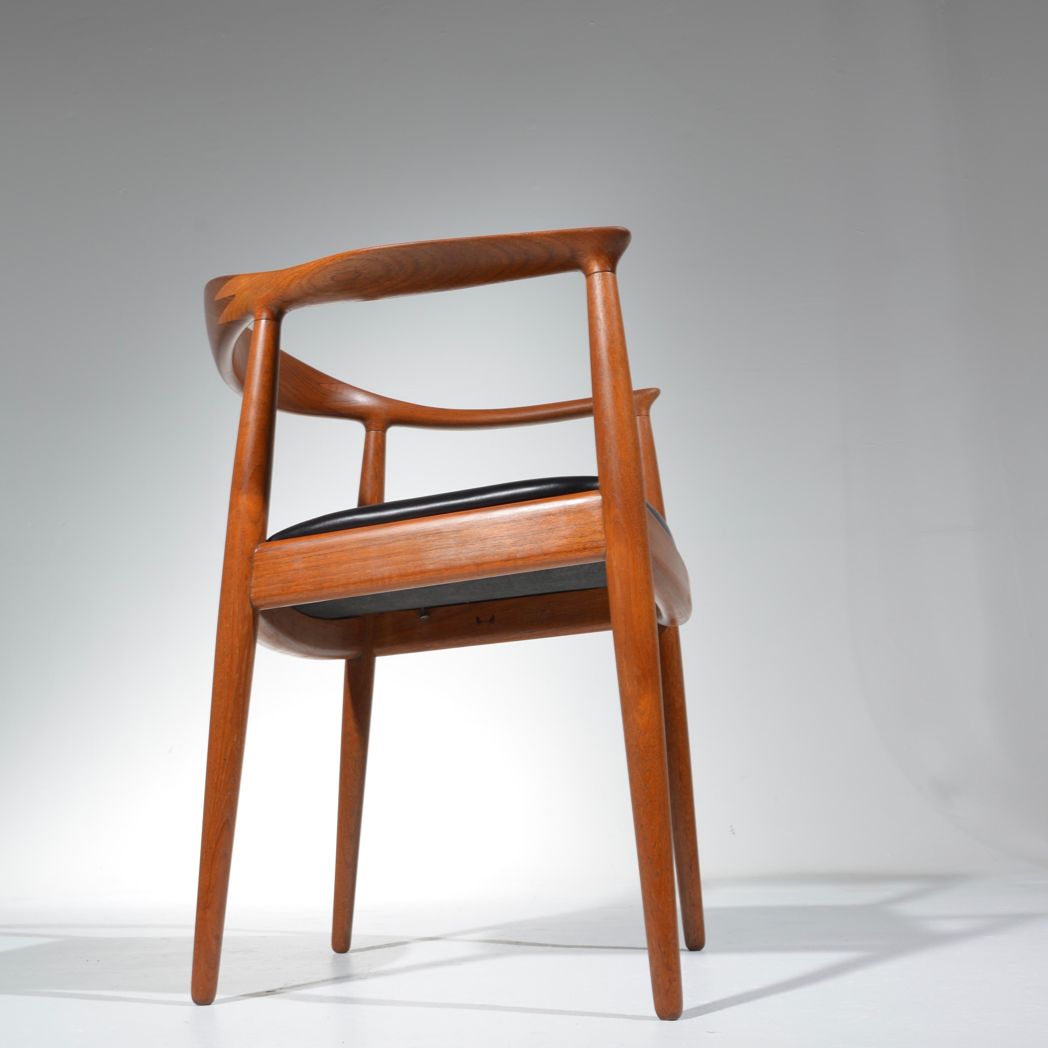 5 Hans Wegner for Johannes Hansen JH-503 Chairs in Teak and Leather In Good Condition For Sale In Los Angeles, CA