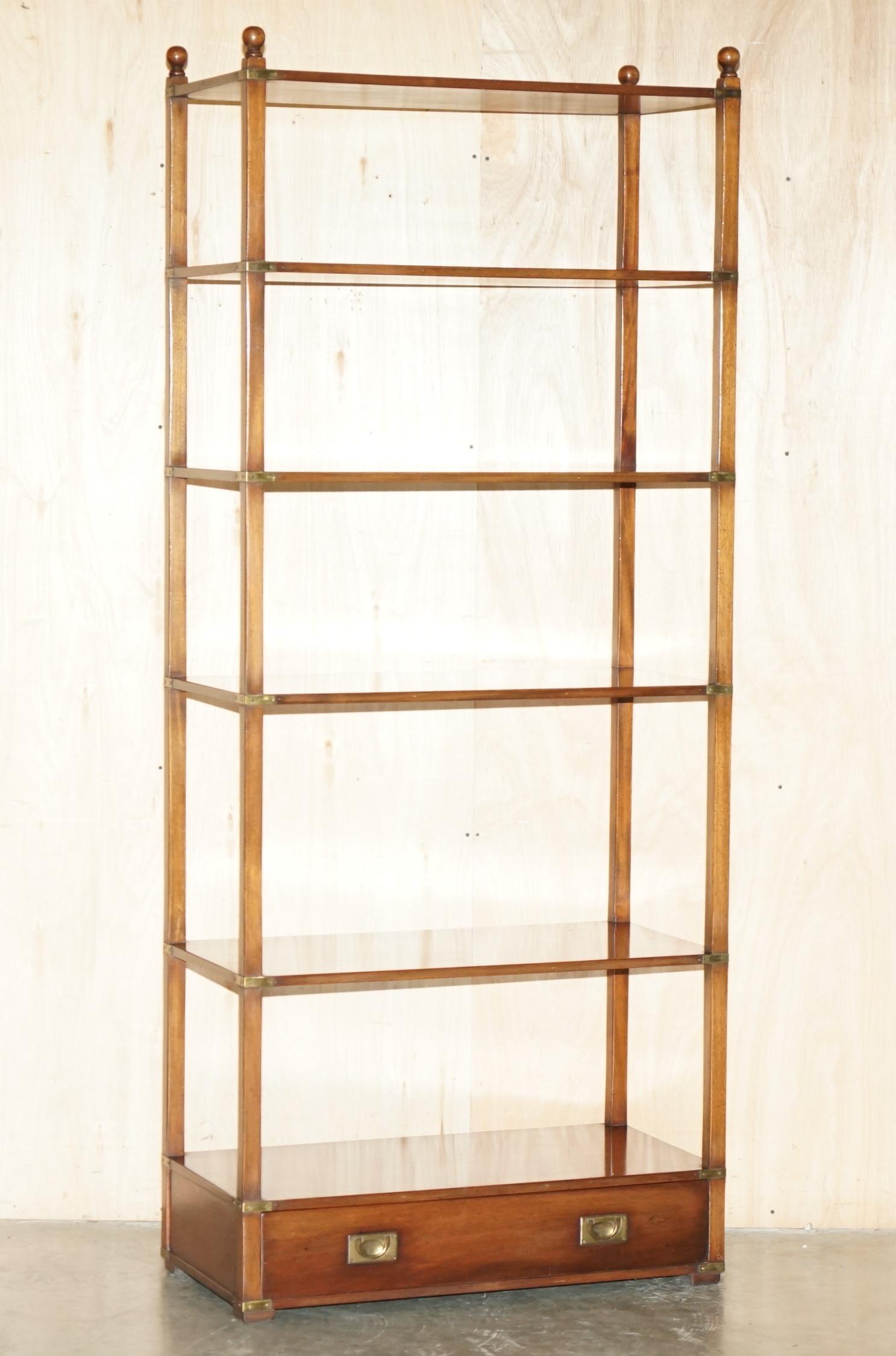 Royal House Antiques

Royal House Antiques ist erfreut, diese Reihe von atemberaubenden Vintage REH Kennedy Military Campaigner Bücherregale mit einzelnen Schubladen auf der Basis im Einzelhandel durch Harrods London zu verkaufen

Bitte beachten Sie