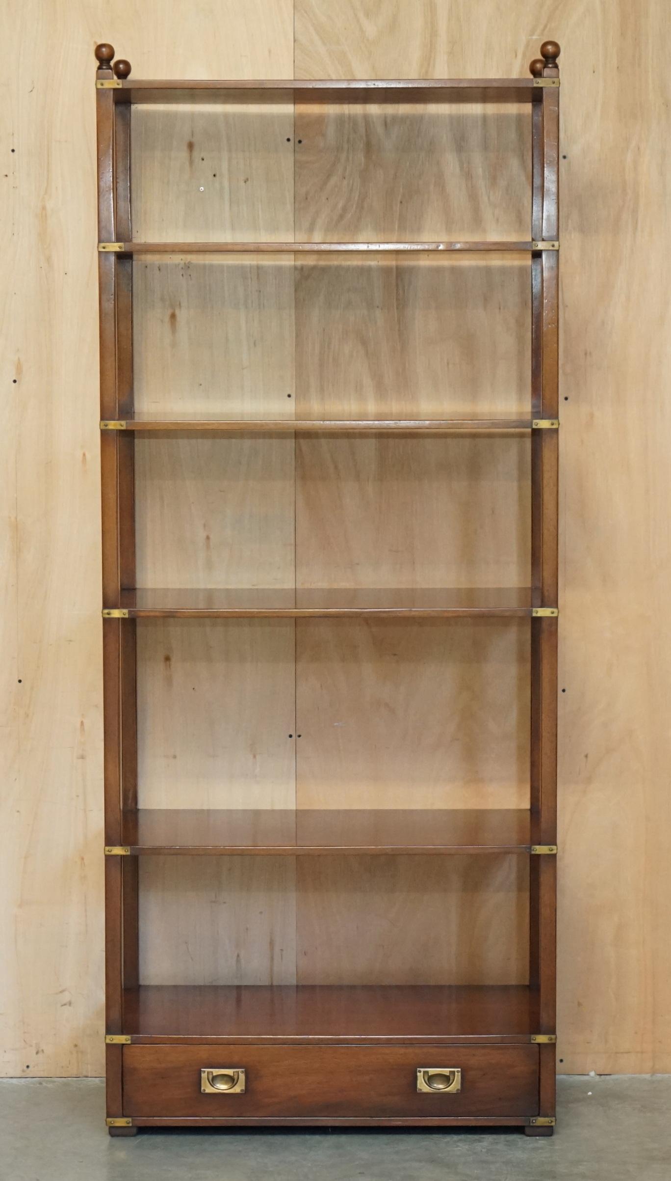 11 HARRODS KENNEDY (10 METERS) MILITARY OPEN LIBRARY HARDWOOD DiSPLAY BOOKCASES (Kampagne) im Angebot
